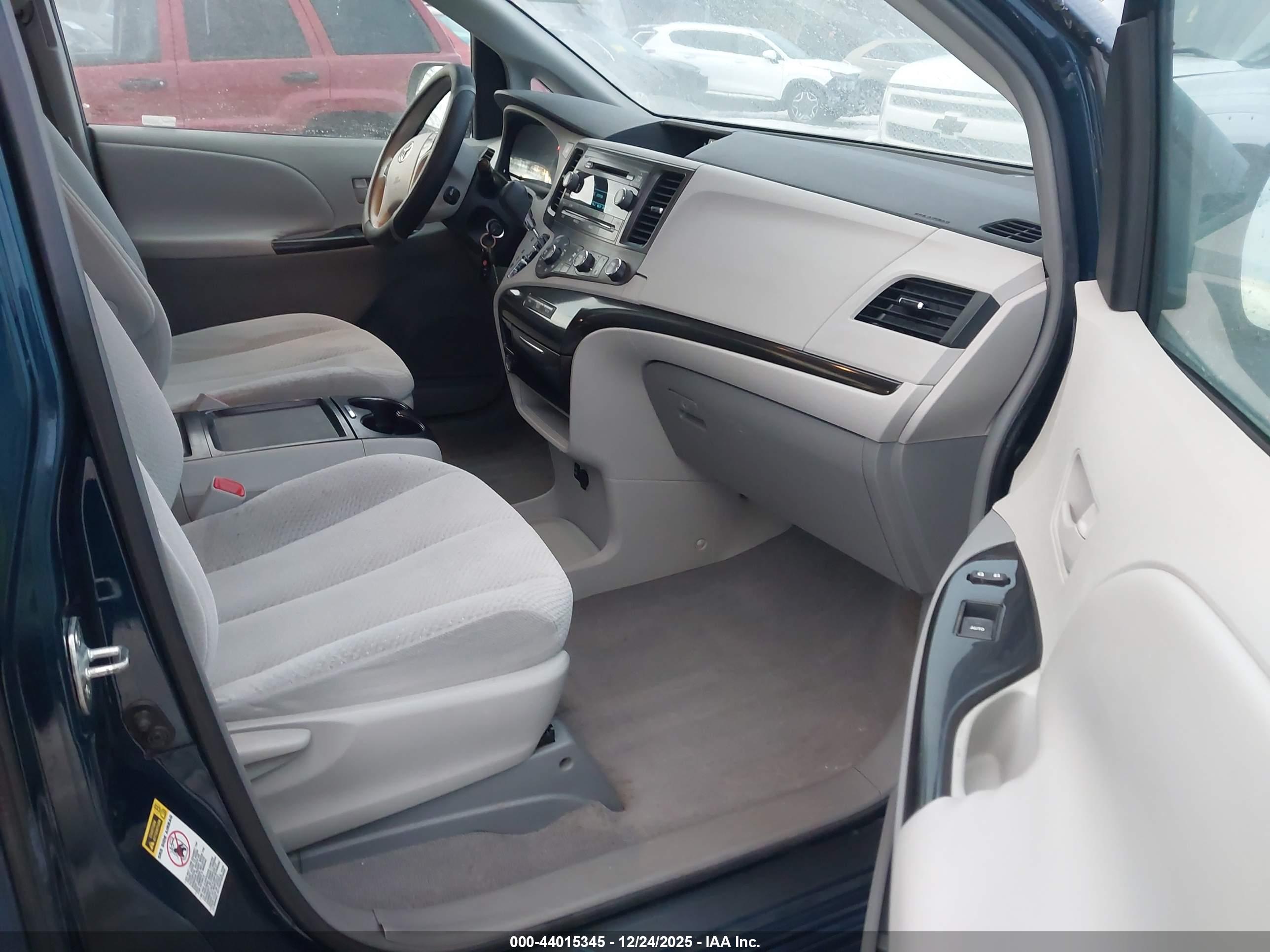 TOYOTA SIENNA image 5