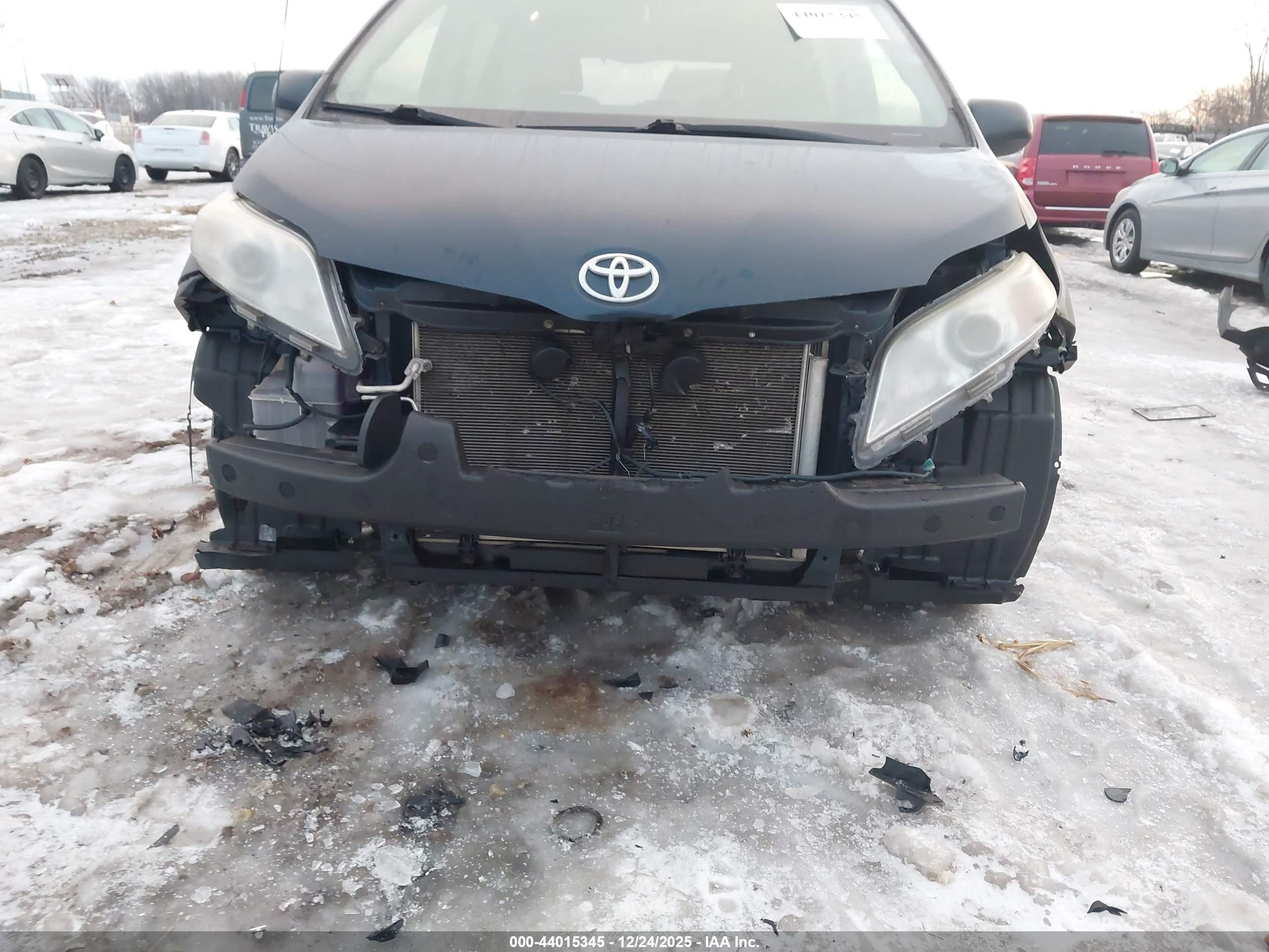 TOYOTA SIENNA image 6