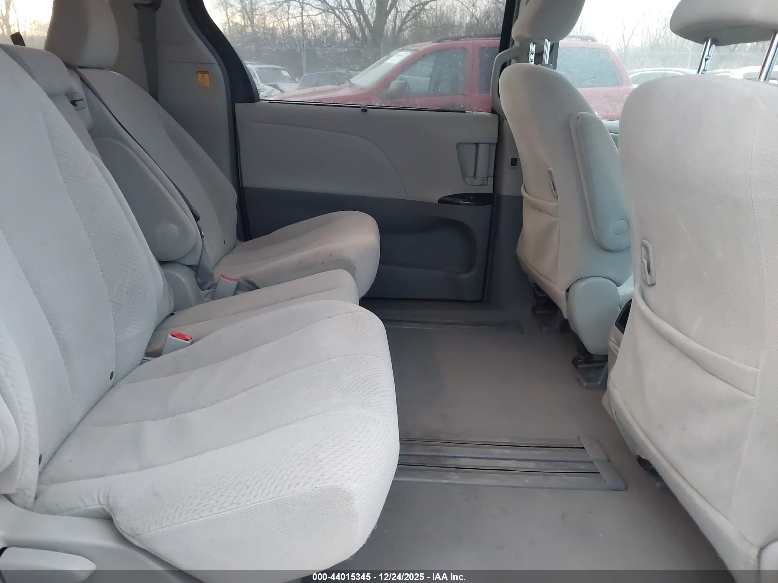 TOYOTA SIENNA image 8
