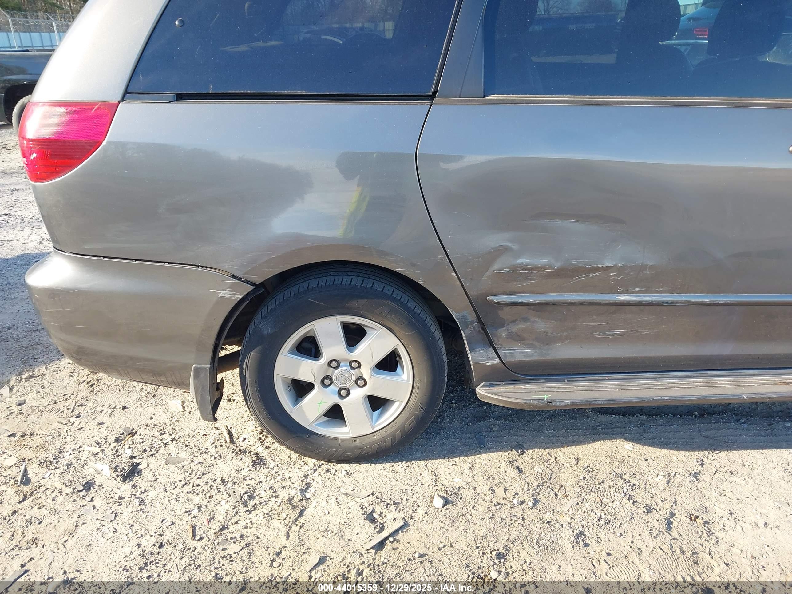 TOYOTA SIENNA image 6