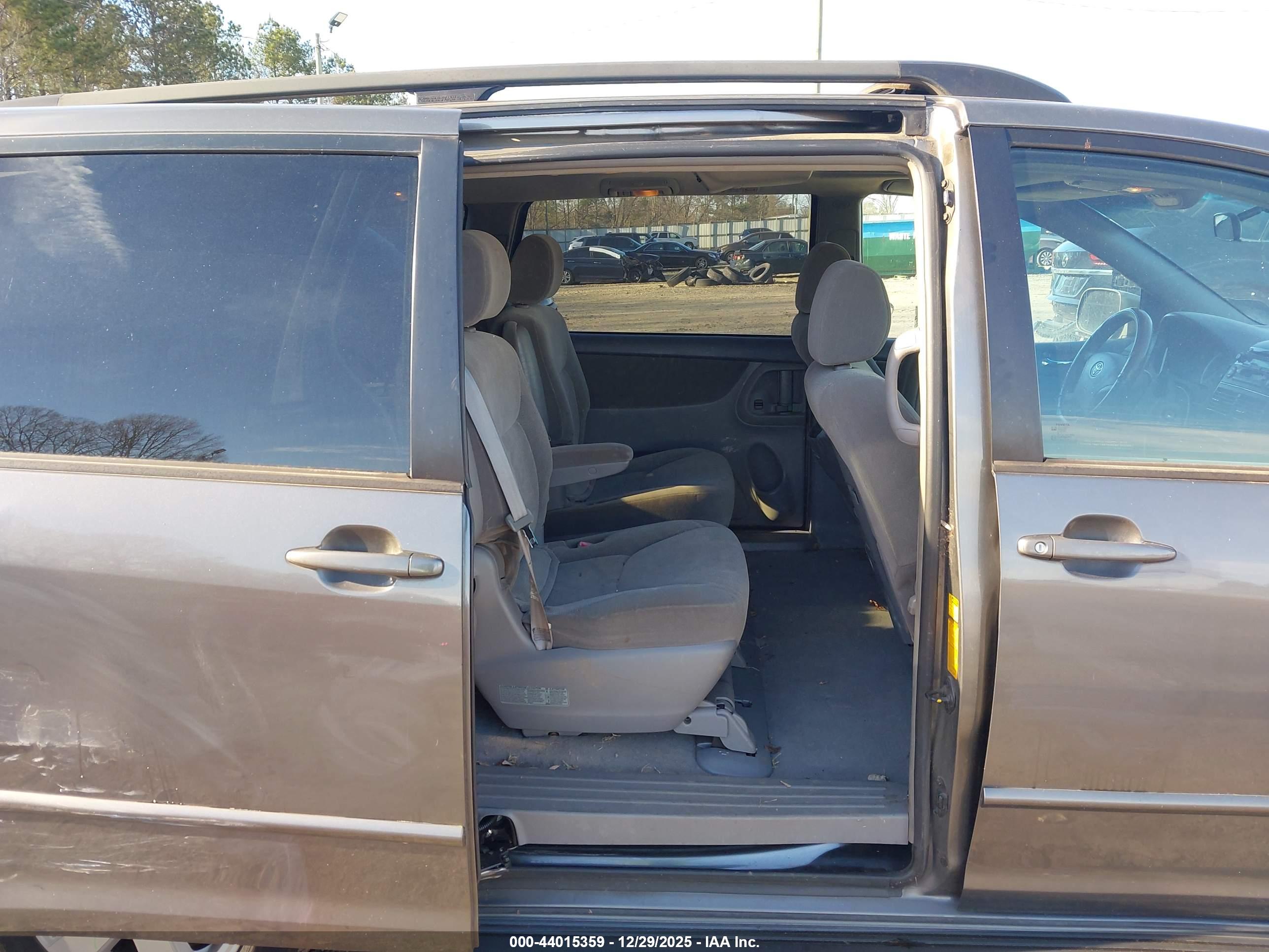 TOYOTA SIENNA image 8