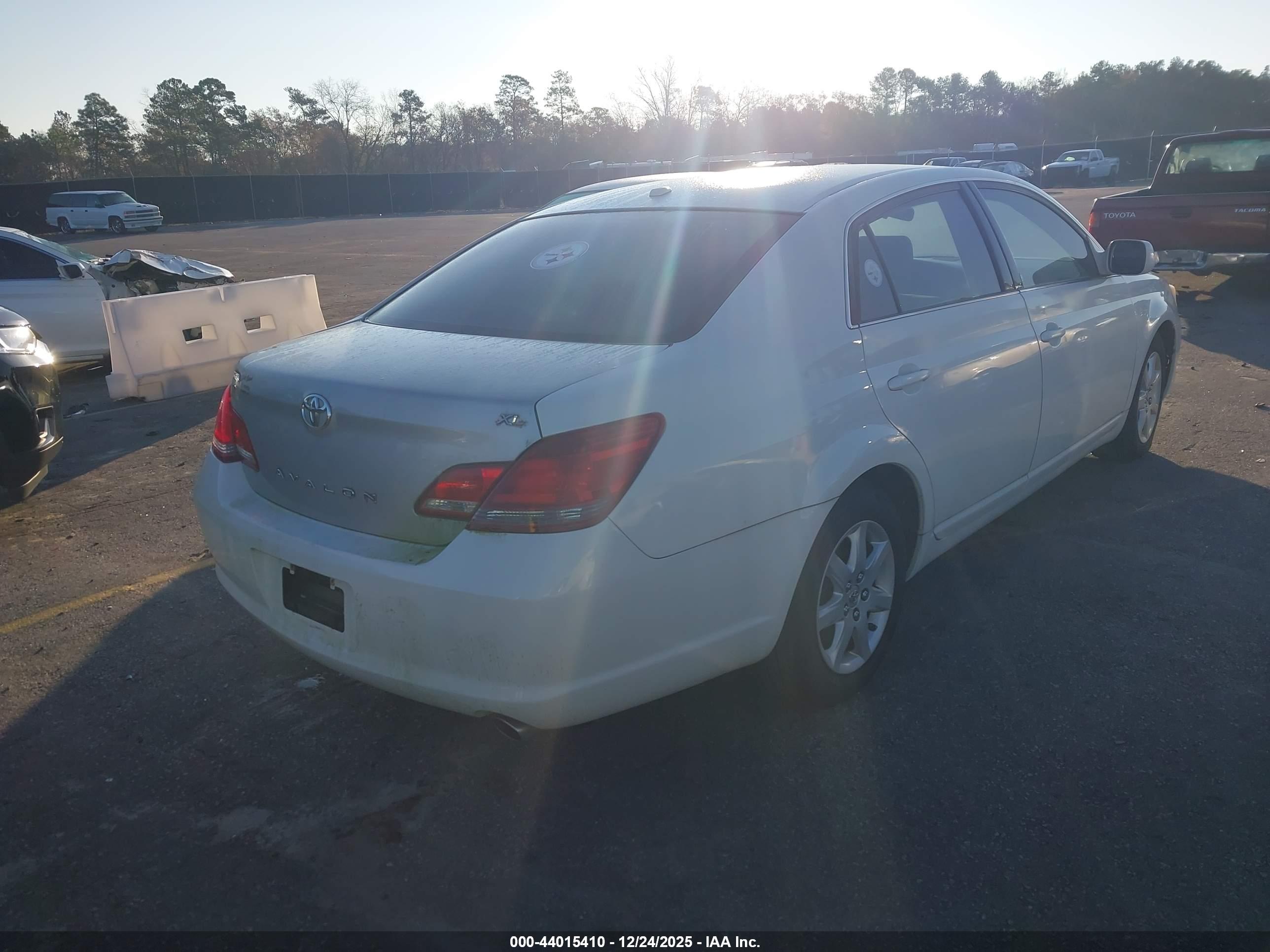 TOYOTA AVALON image 4