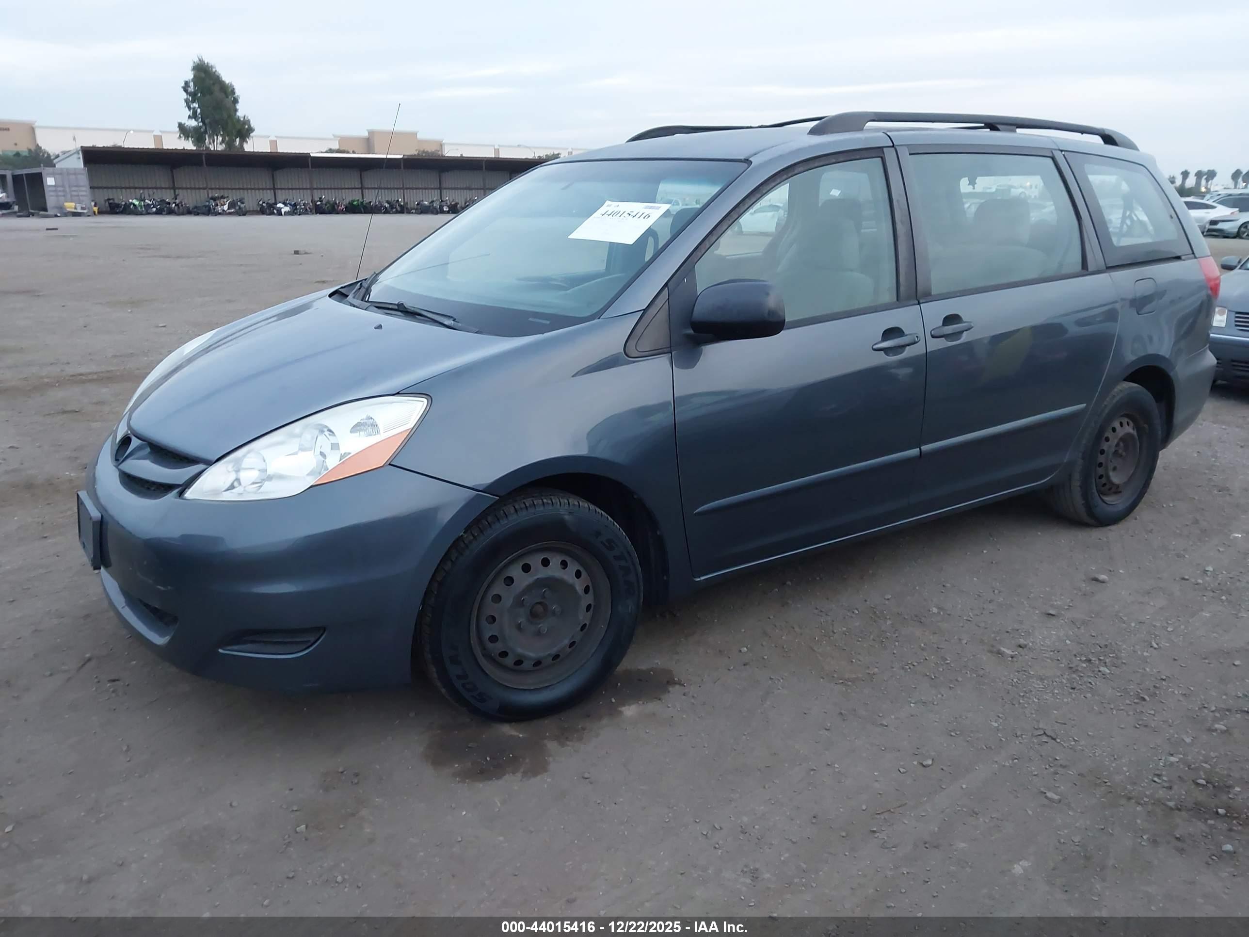 TOYOTA SIENNA image 2