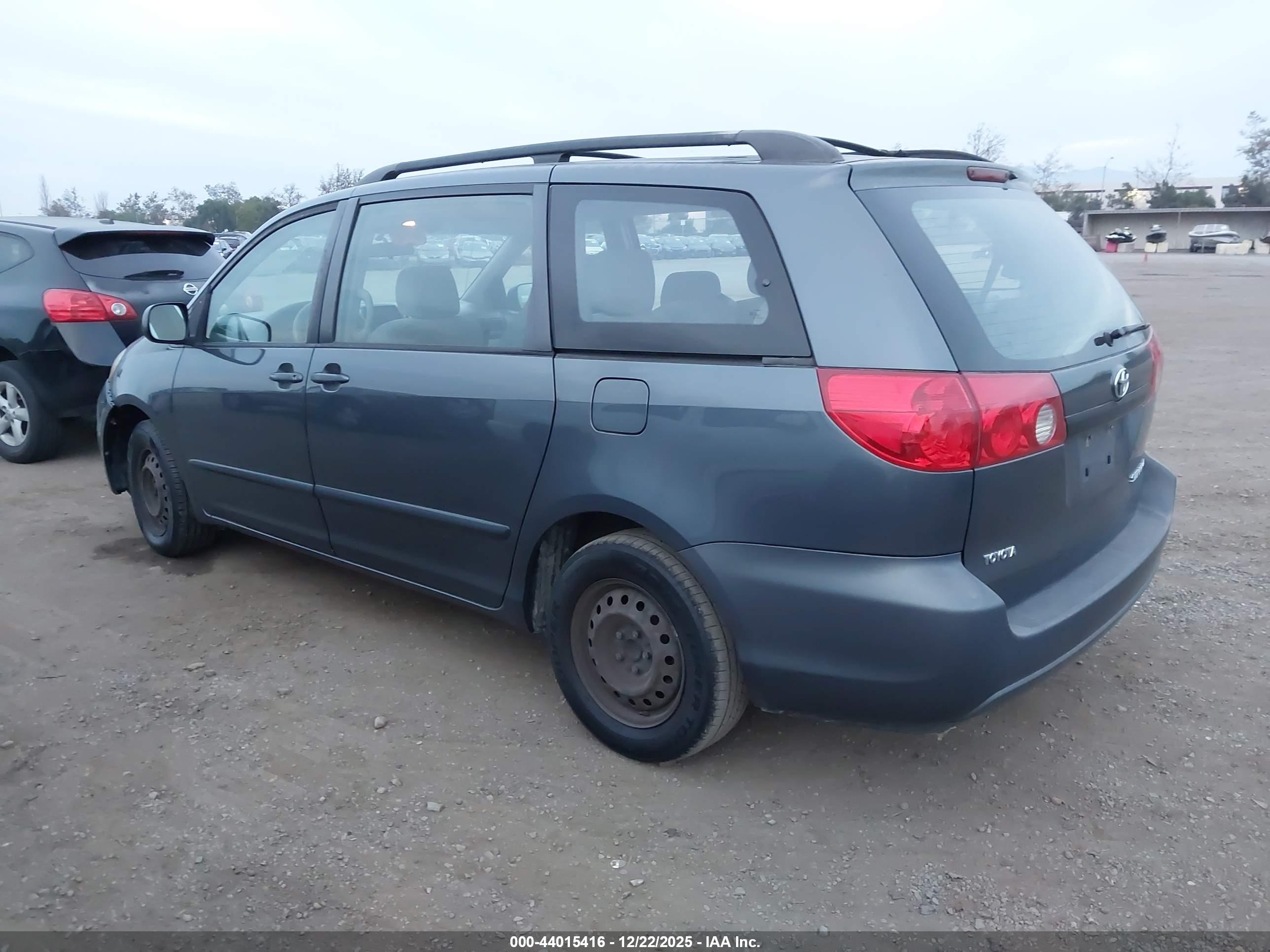 TOYOTA SIENNA image 3