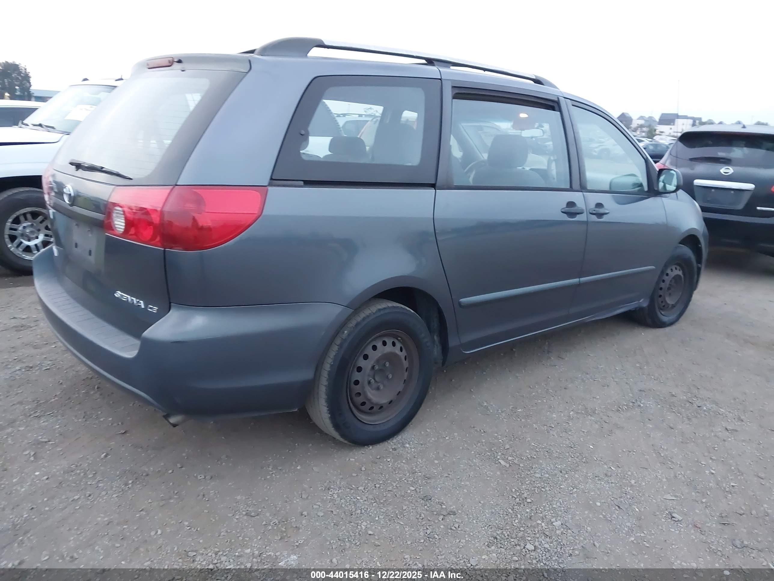 TOYOTA SIENNA image 4