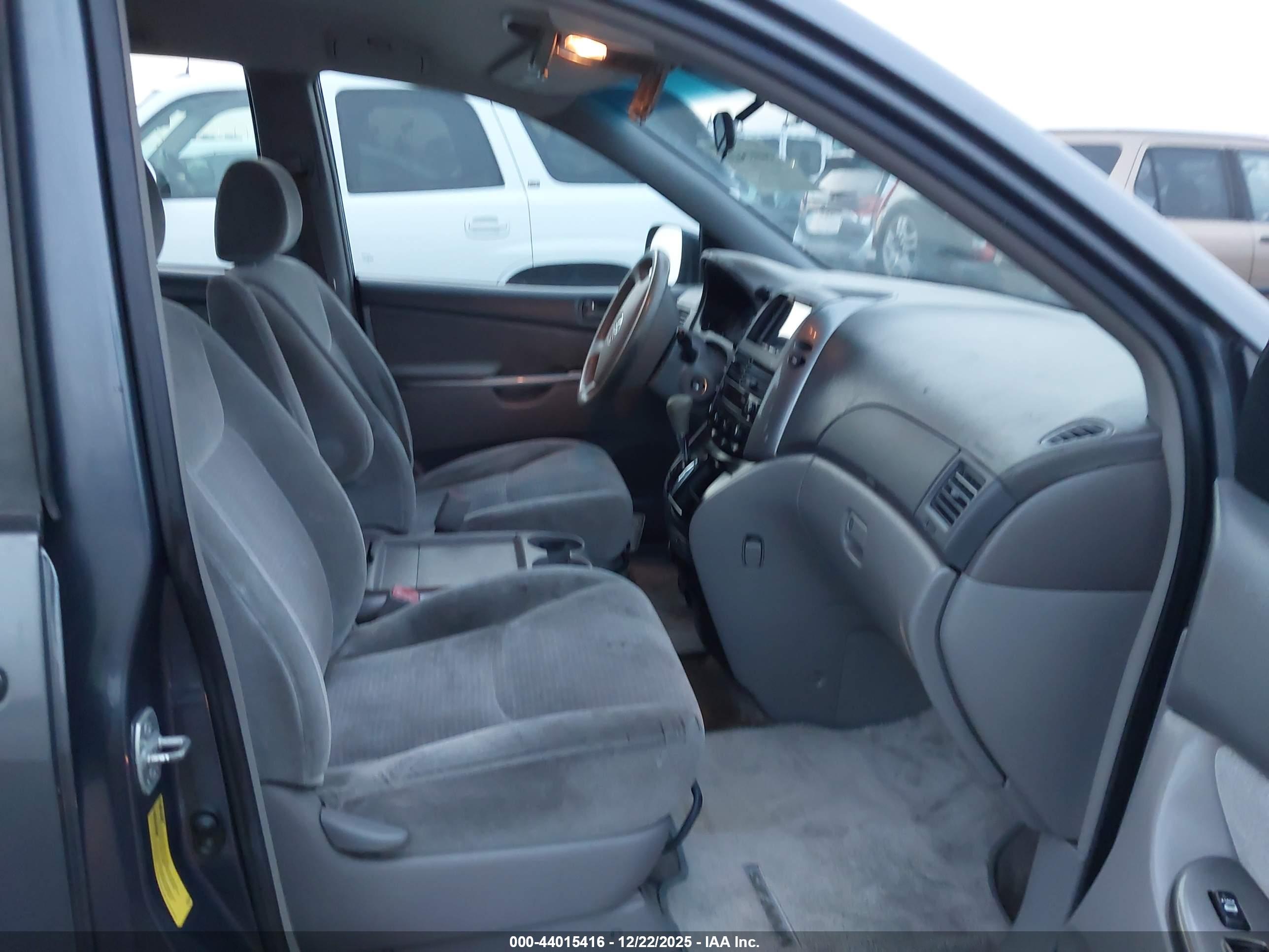 TOYOTA SIENNA image 5