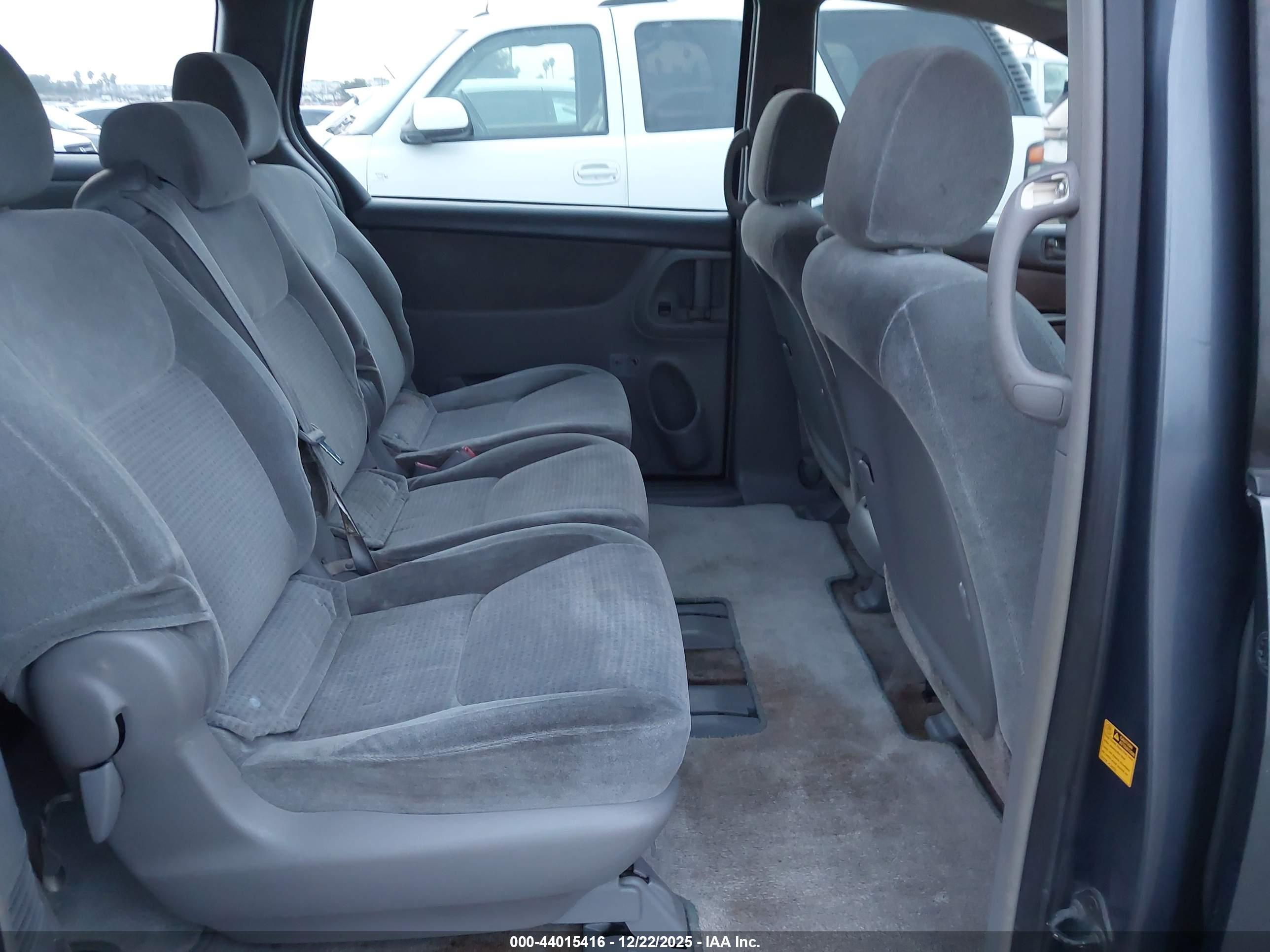 TOYOTA SIENNA image 8