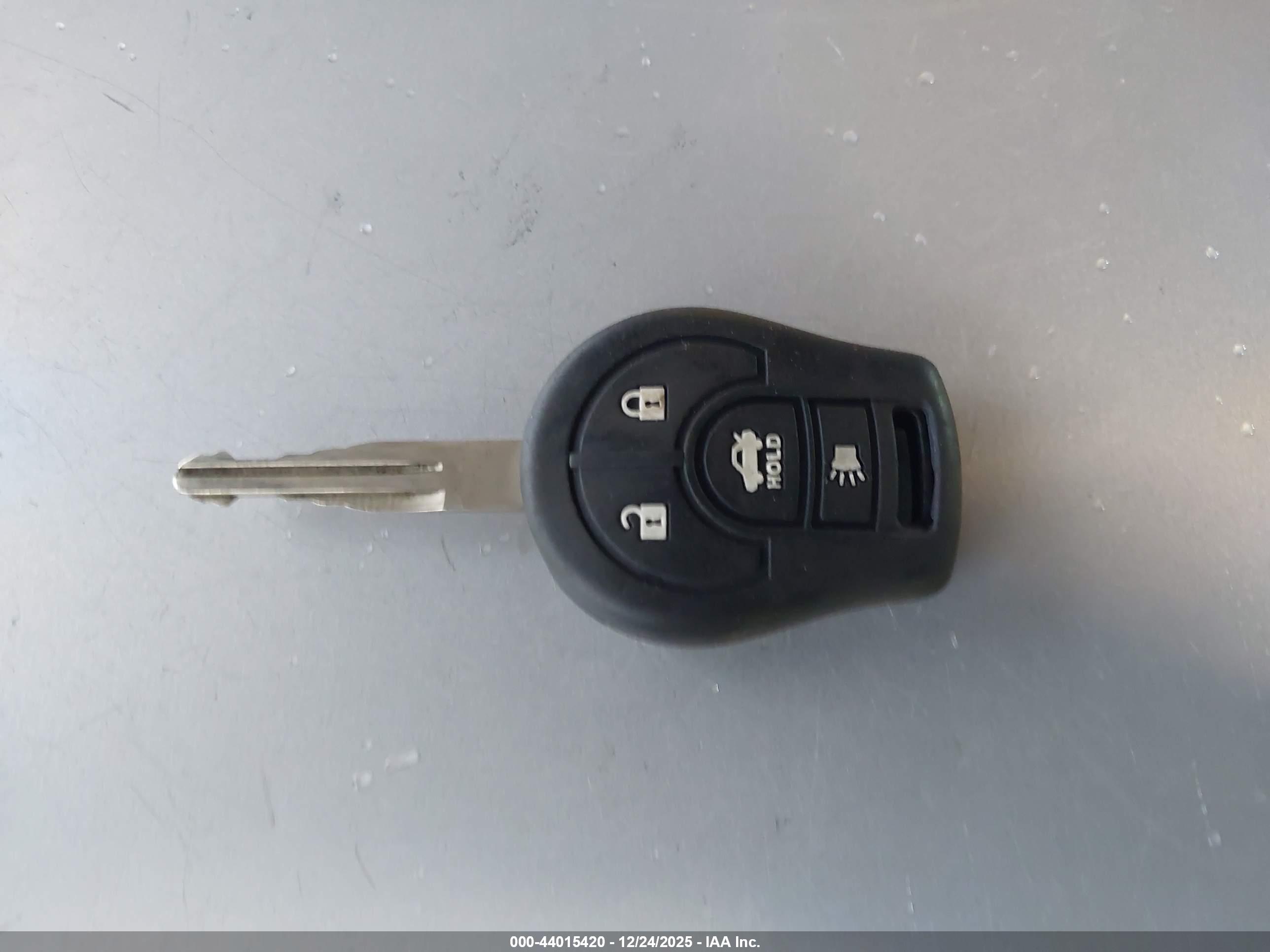 NISSAN VERSA image 11