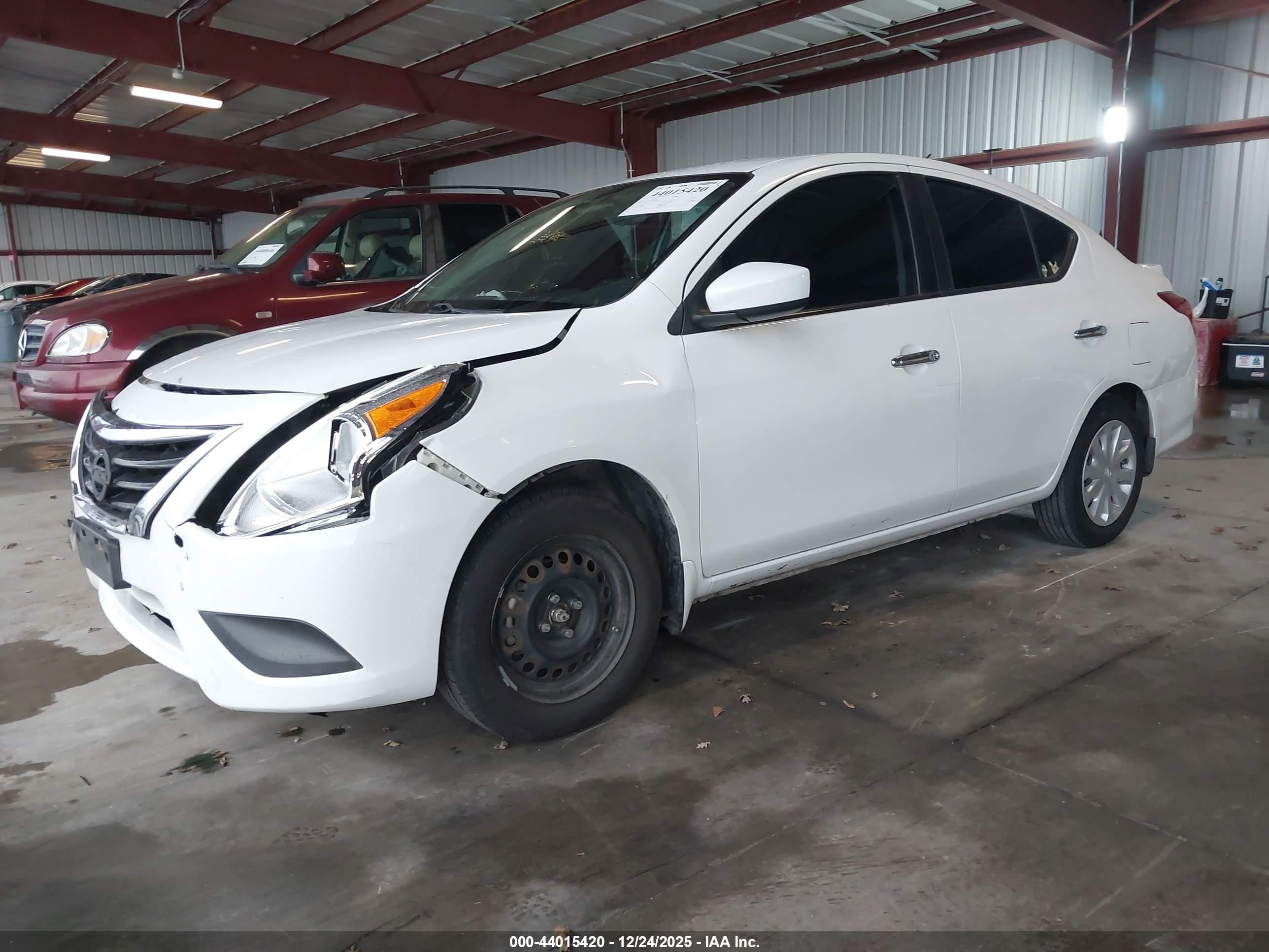 NISSAN VERSA image 2
