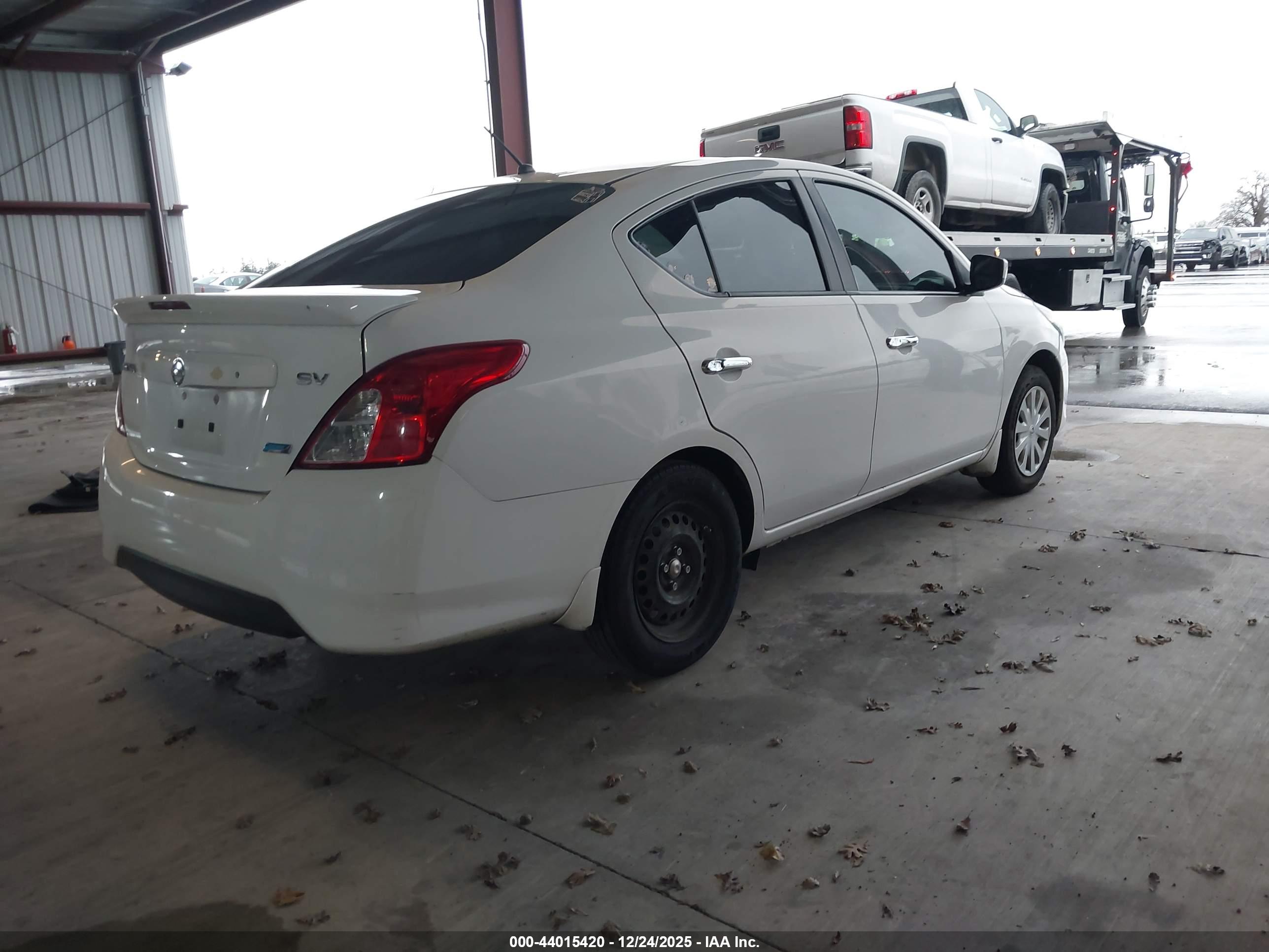 NISSAN VERSA image 4