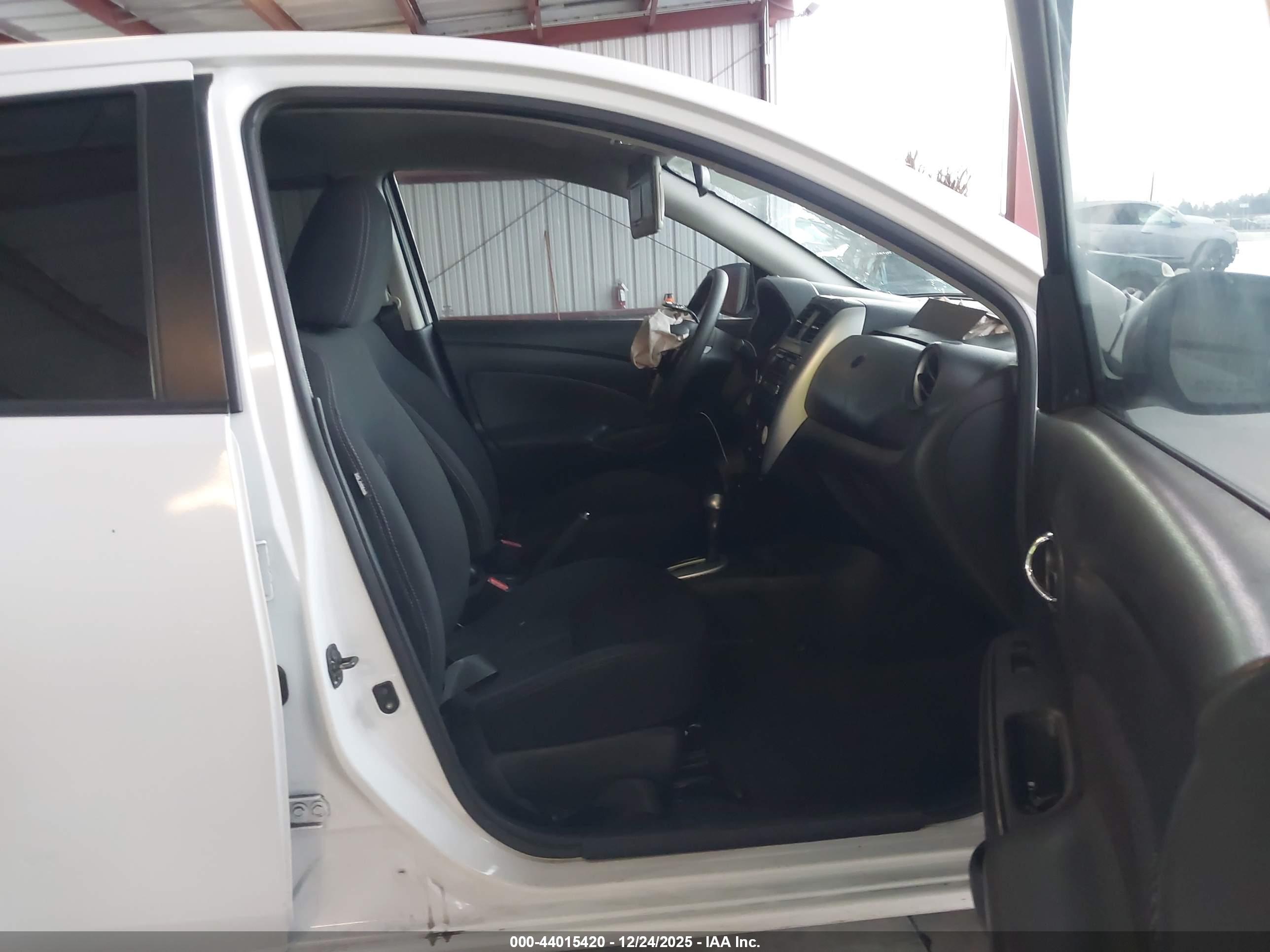 NISSAN VERSA image 5