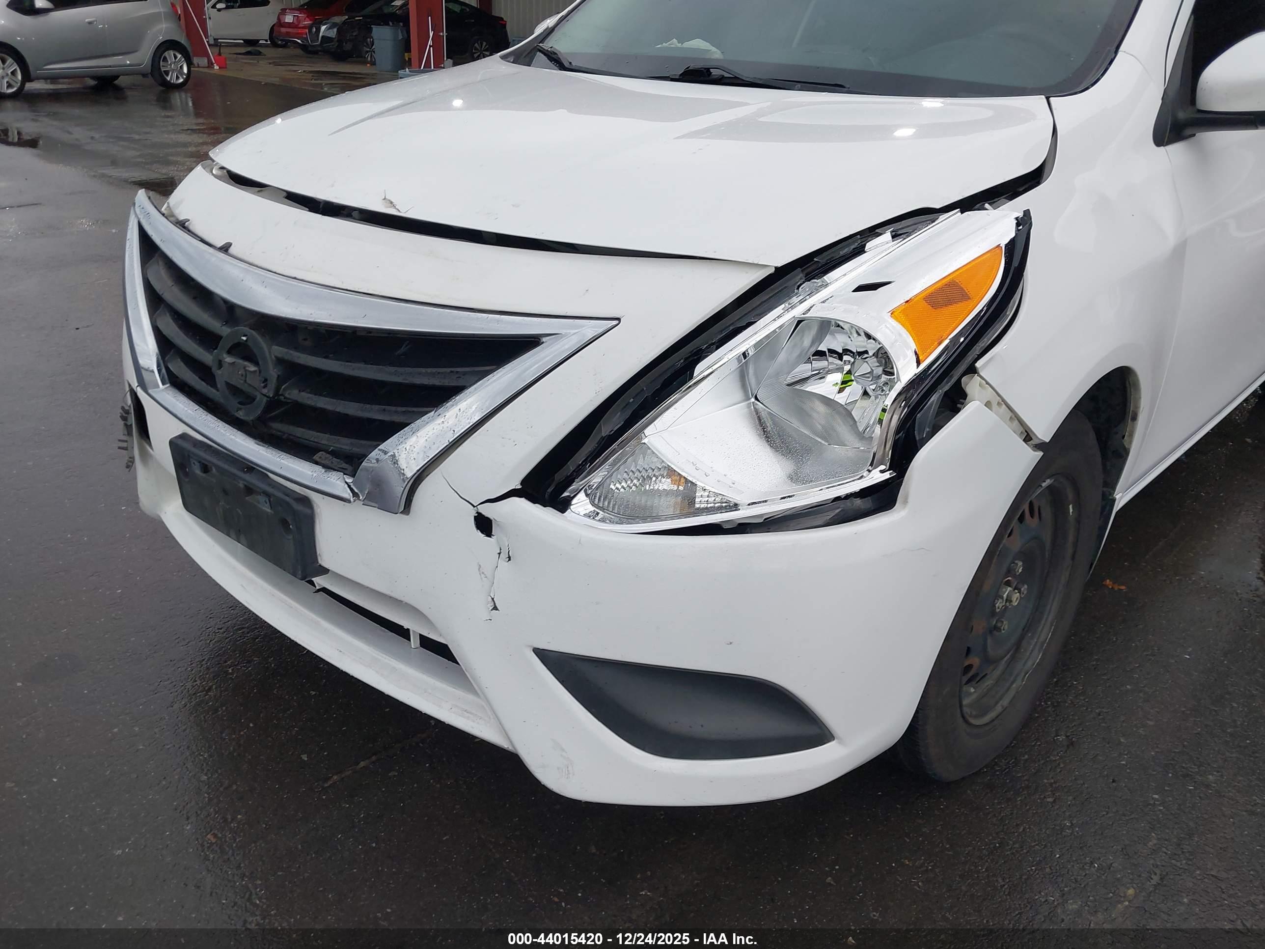 NISSAN VERSA image 6