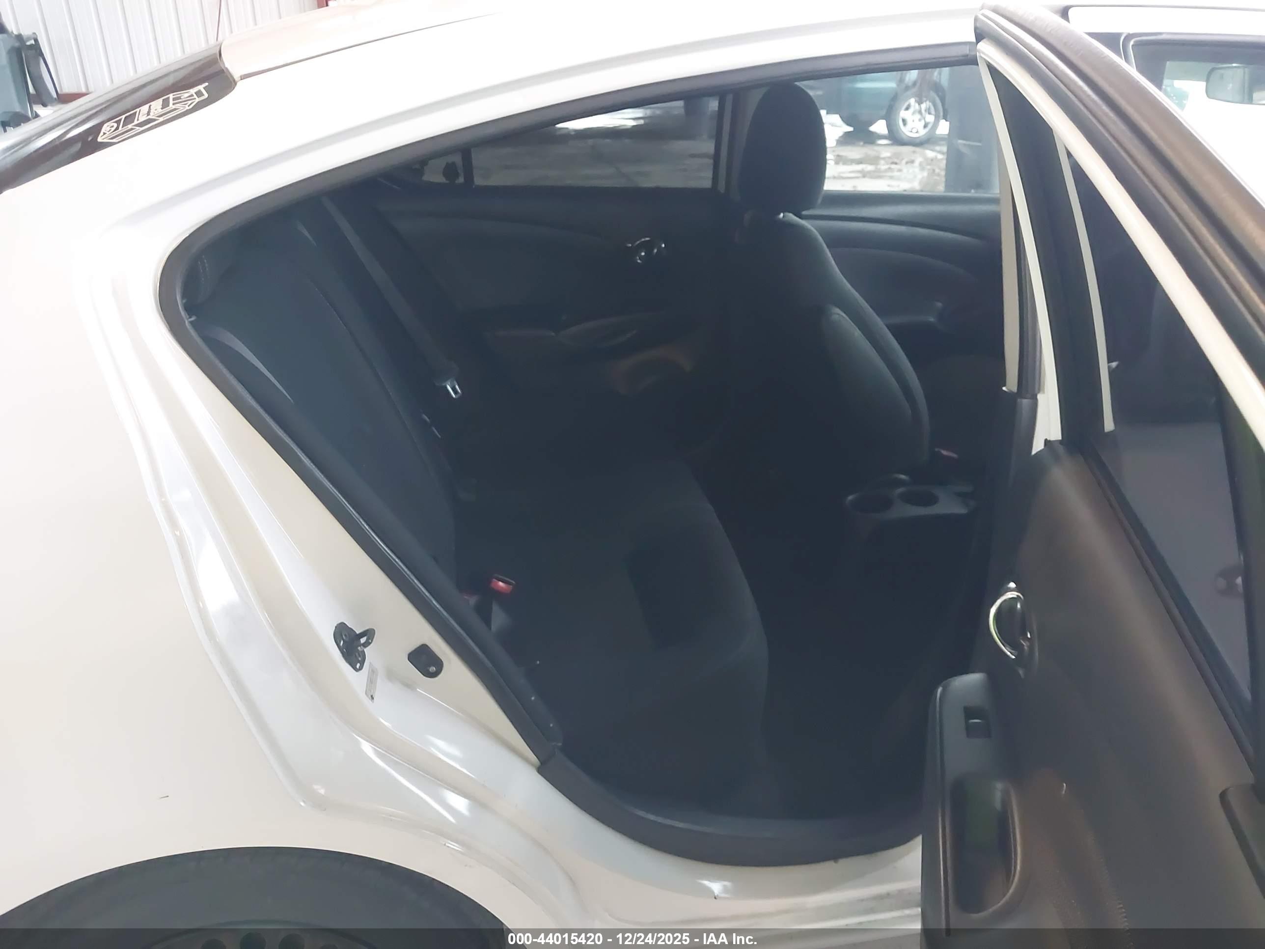 NISSAN VERSA image 8