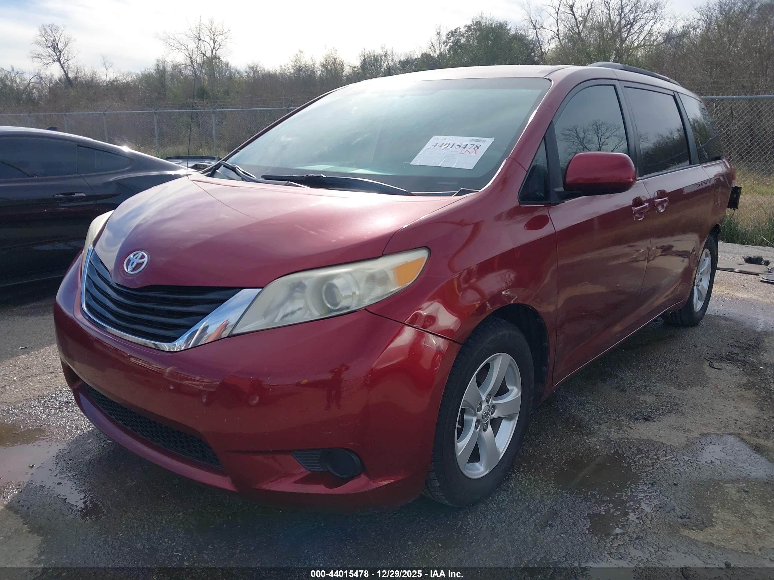 TOYOTA SIENNA image 2