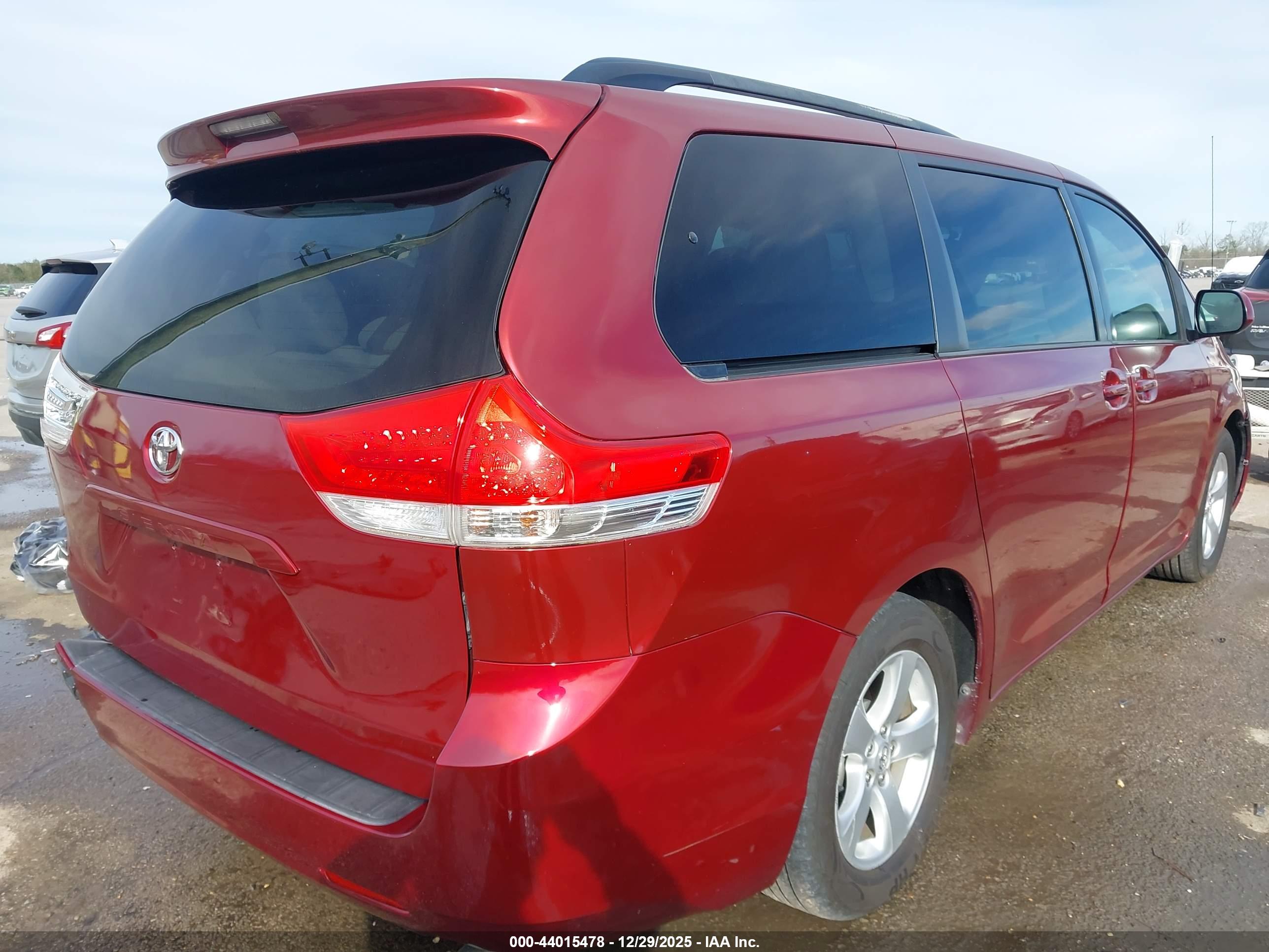 TOYOTA SIENNA image 4