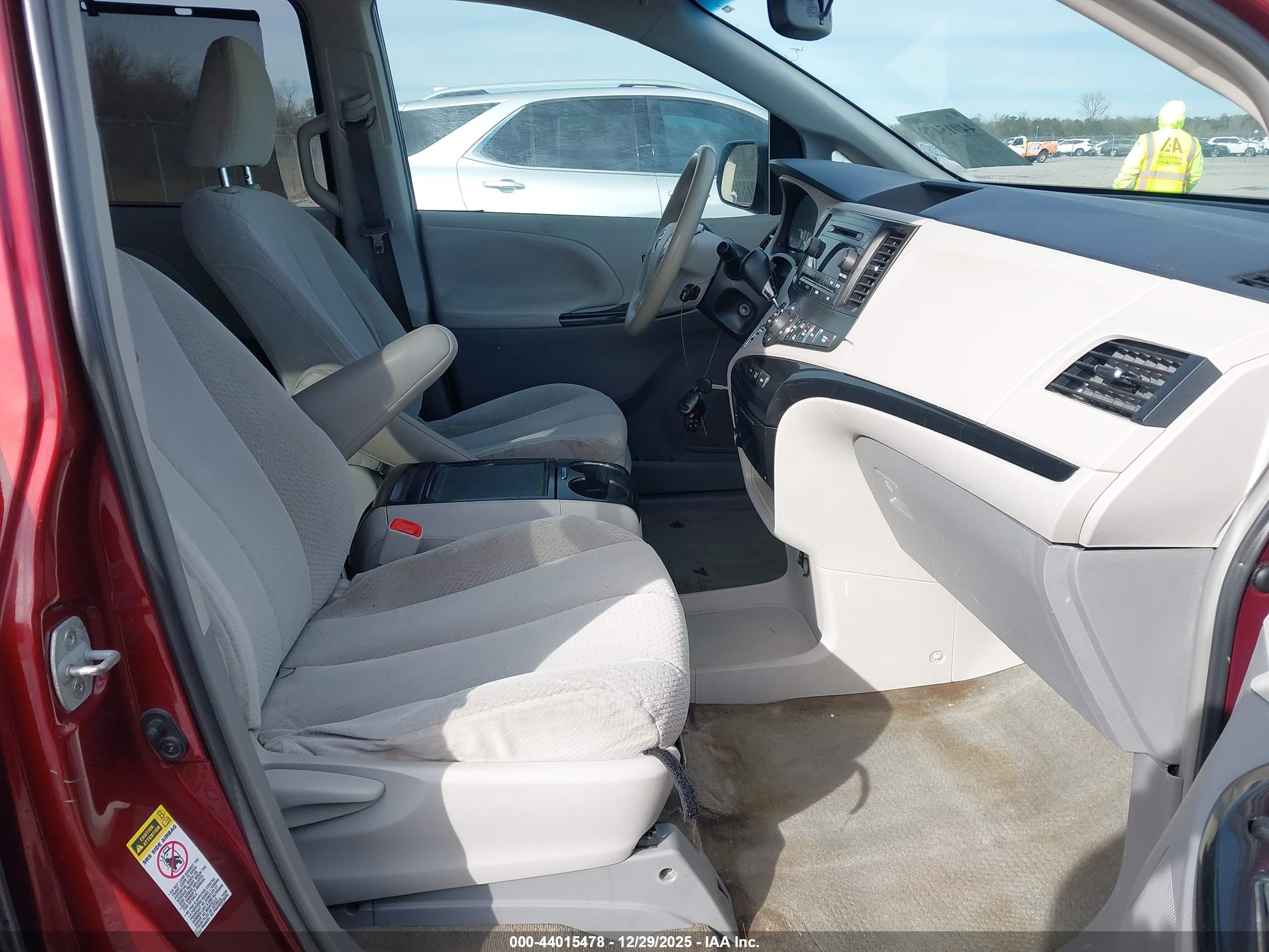 TOYOTA SIENNA image 5