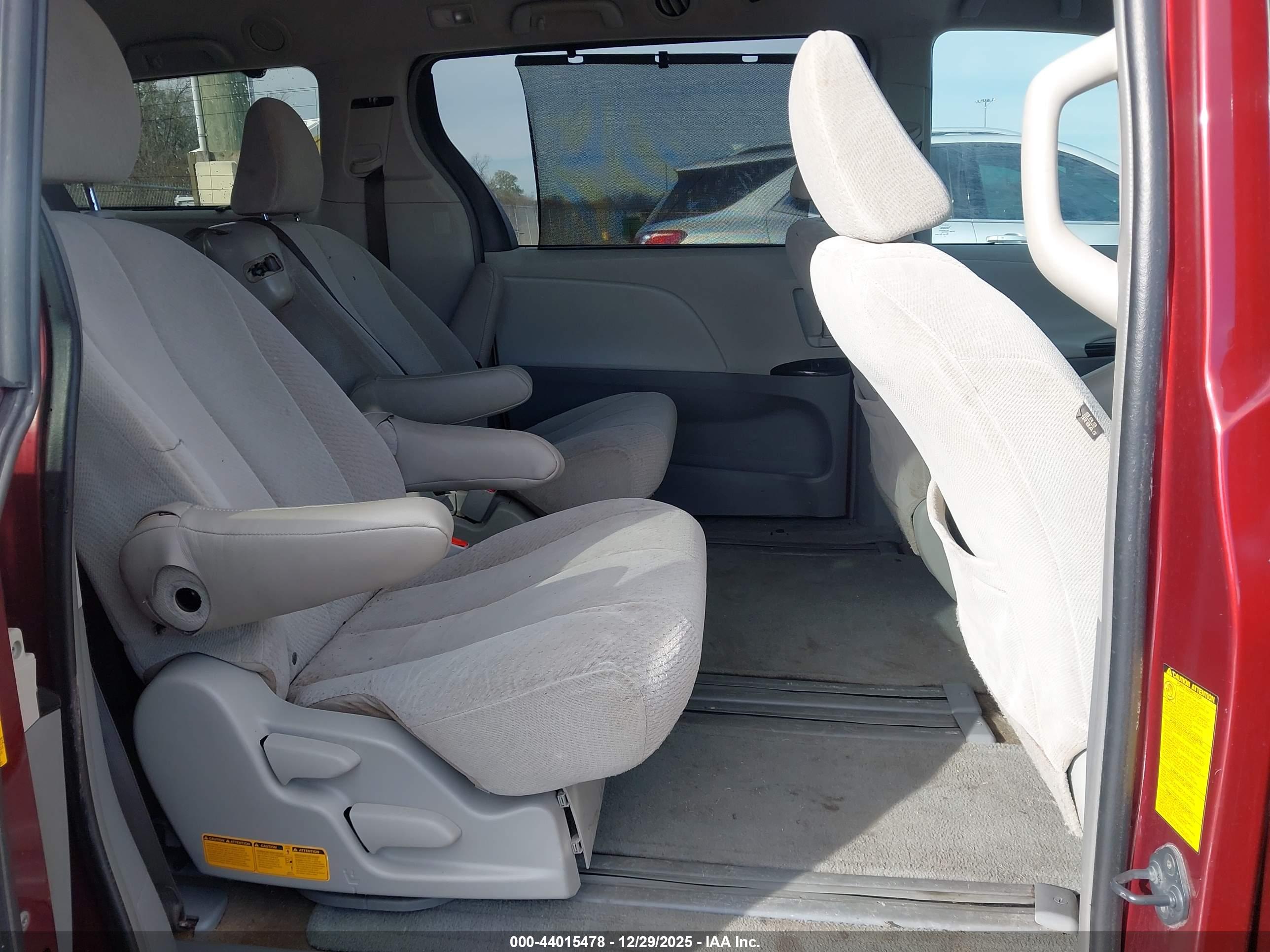 TOYOTA SIENNA image 8
