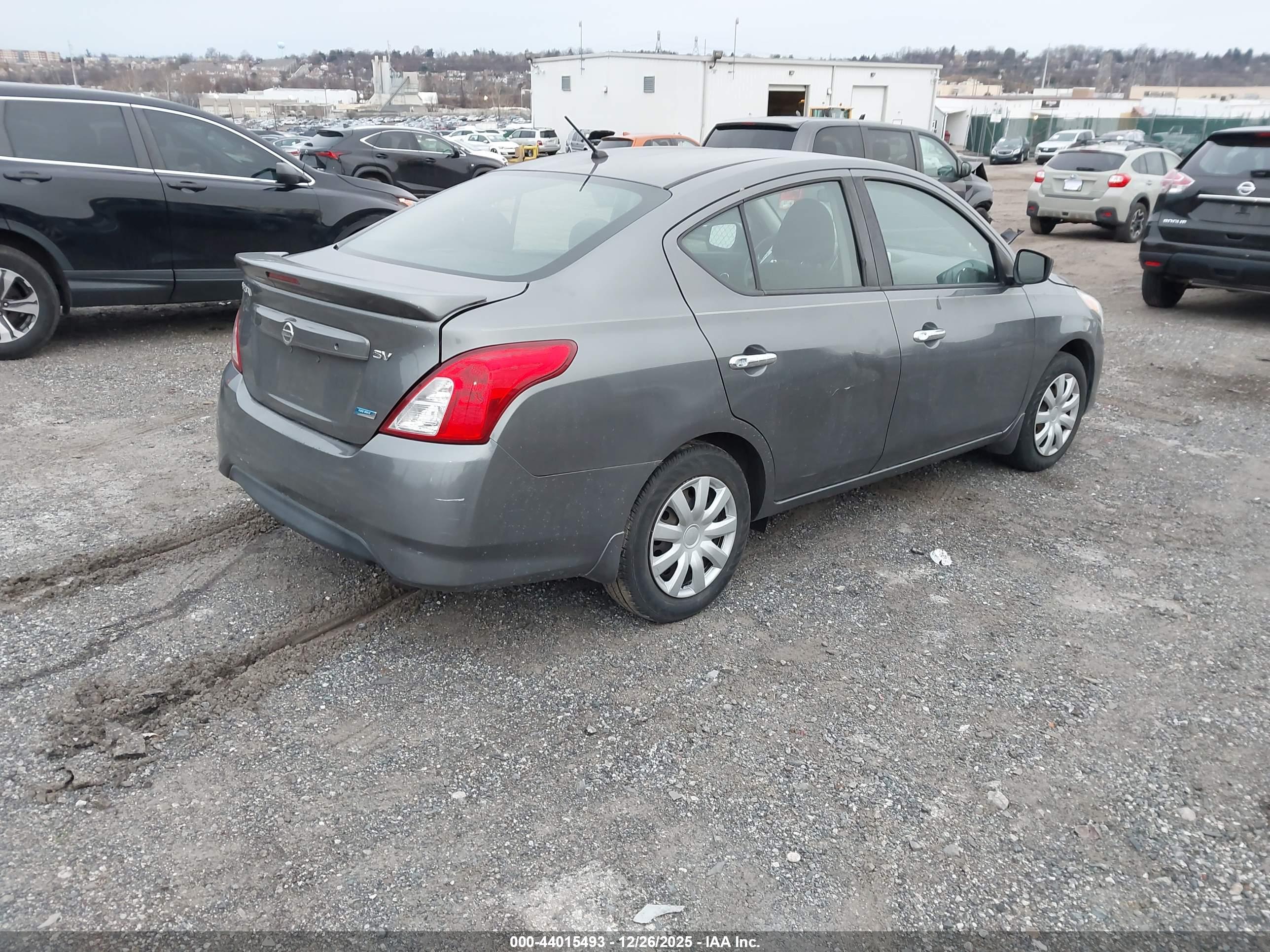 NISSAN VERSA image 4