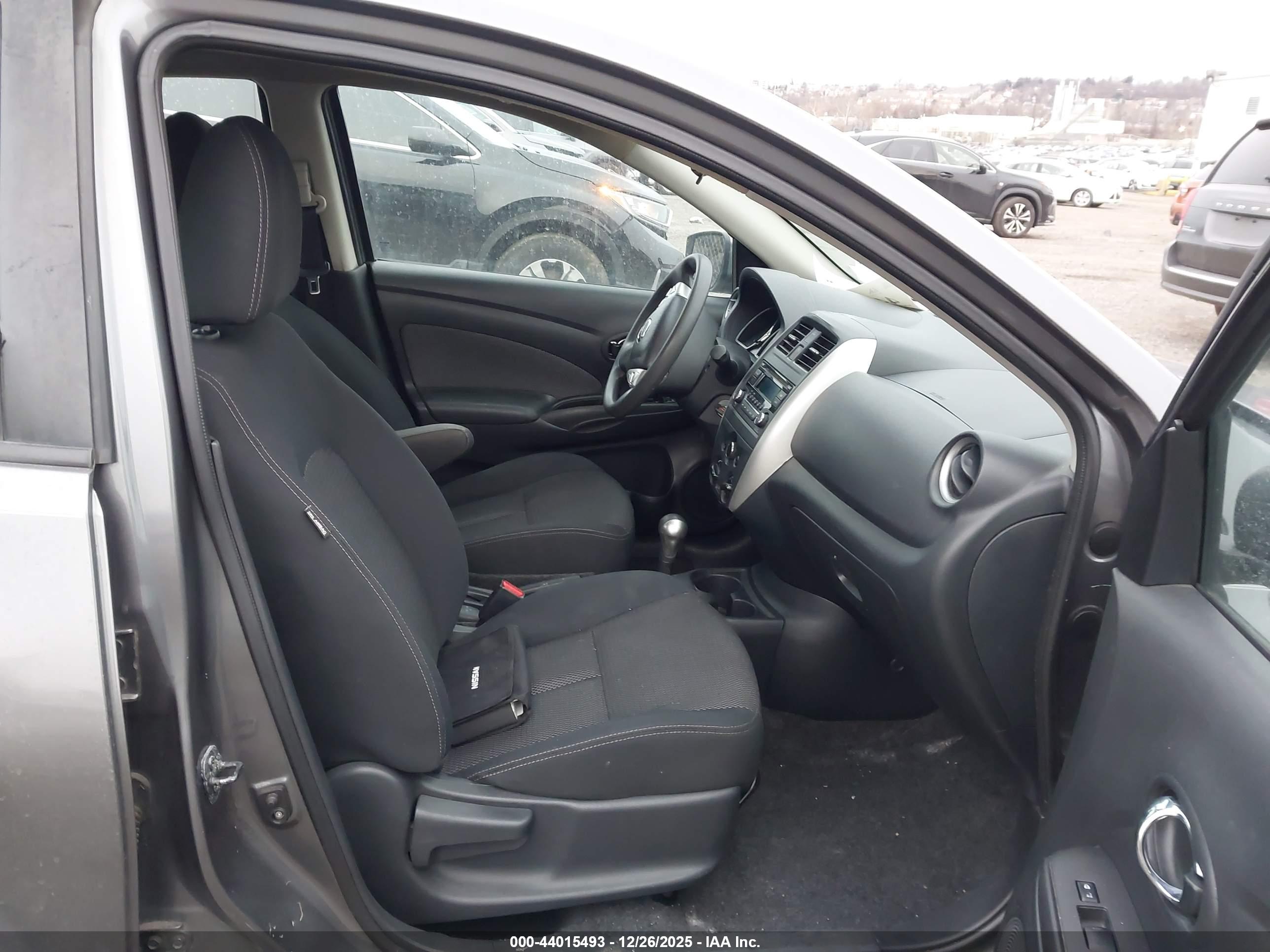 NISSAN VERSA image 5