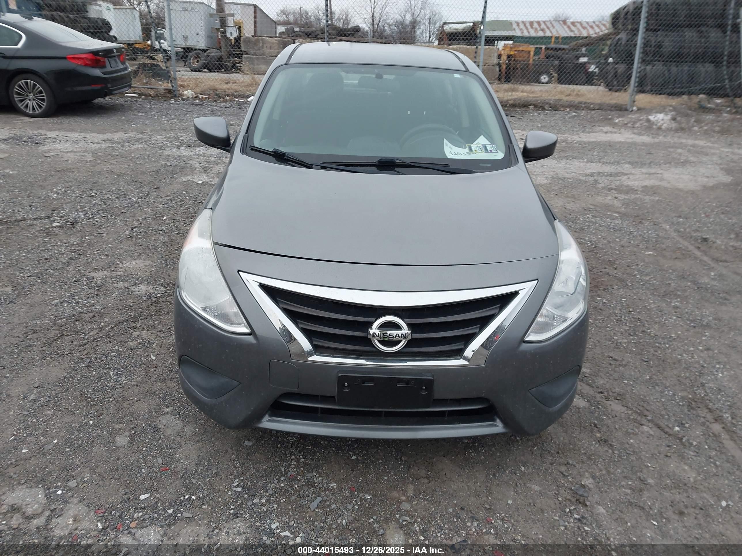 NISSAN VERSA image 6