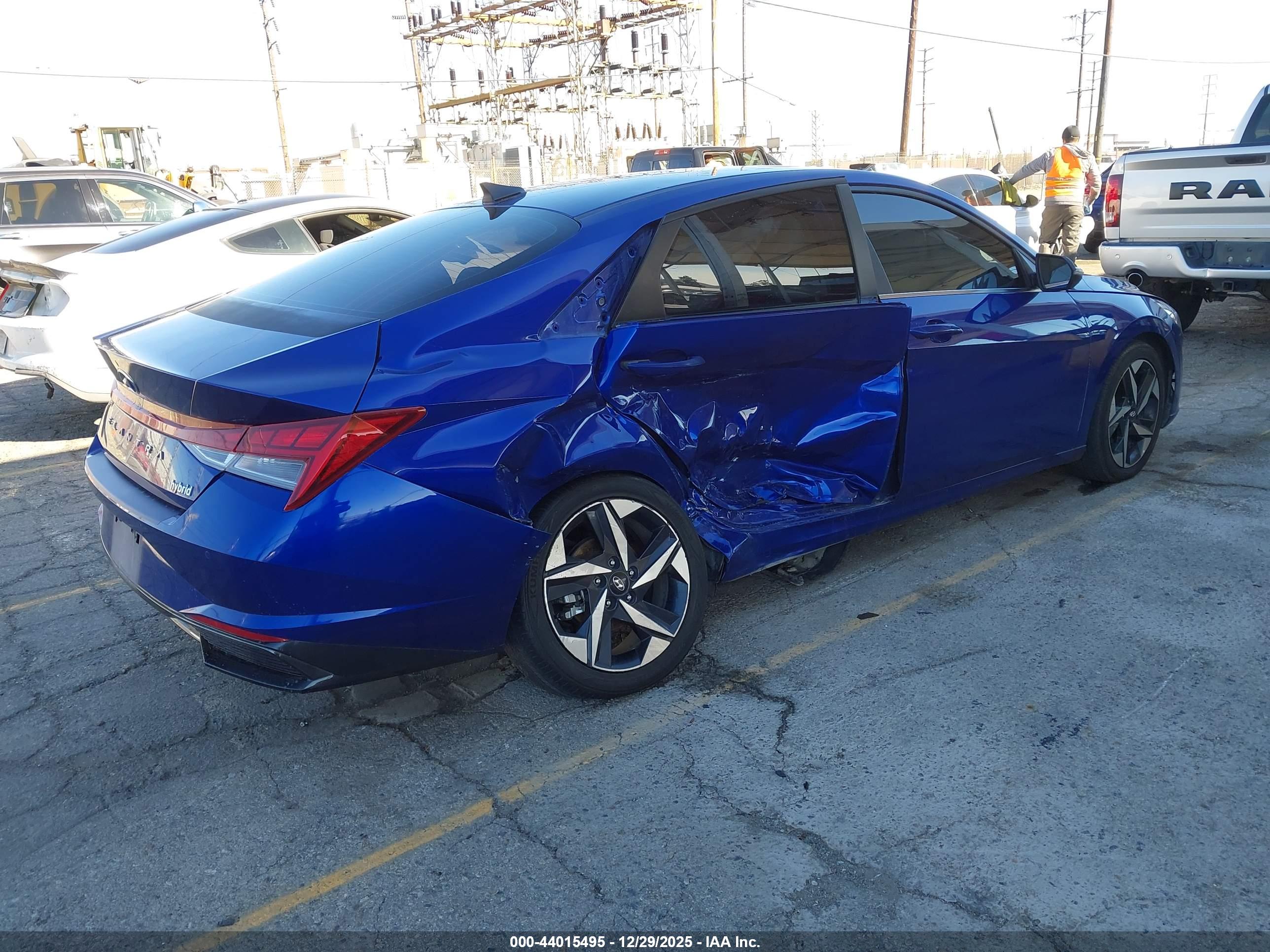 HYUNDAI ELANTRA image 4