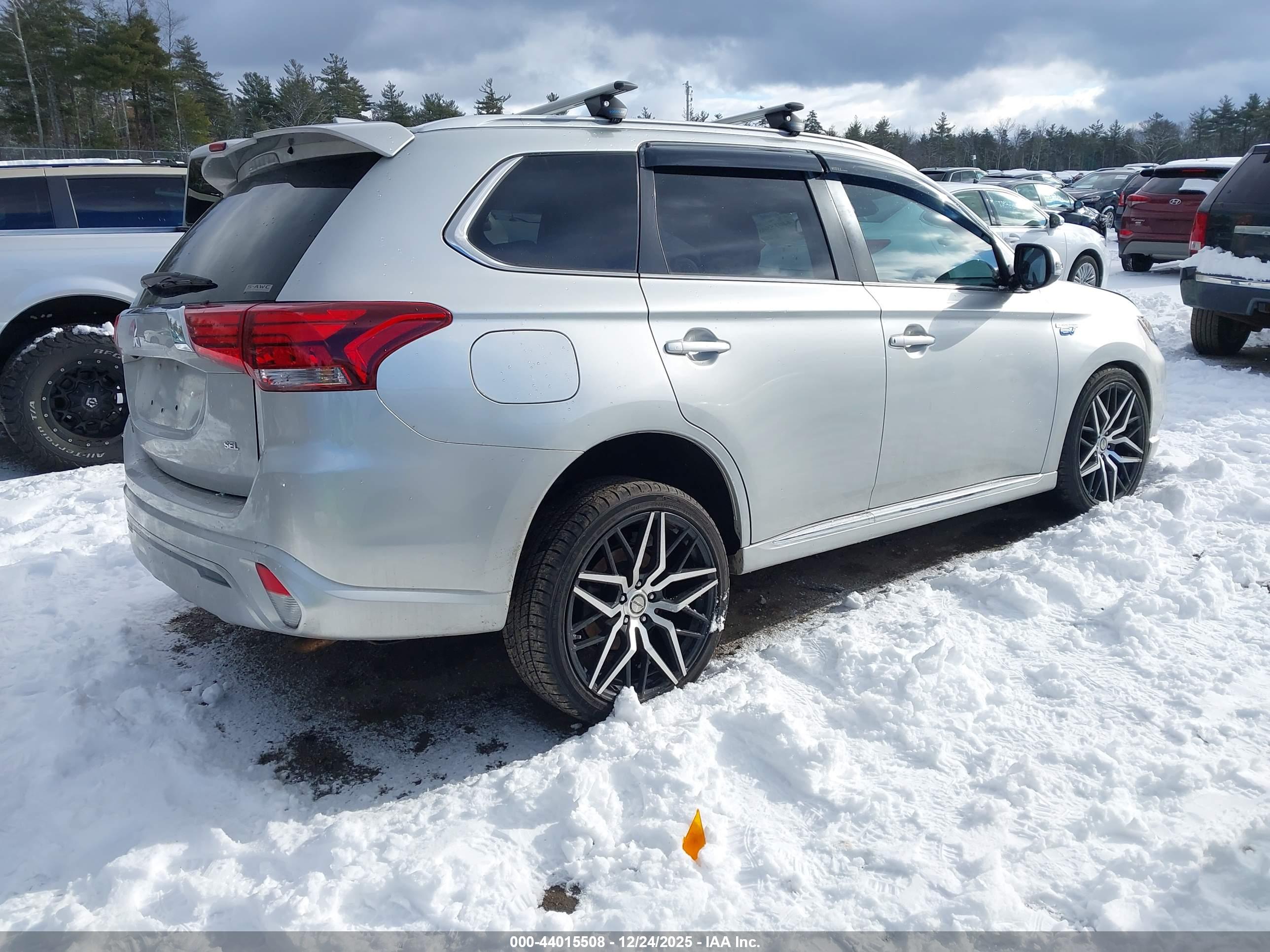 MITSUBISHI OUTLANDER image 4
