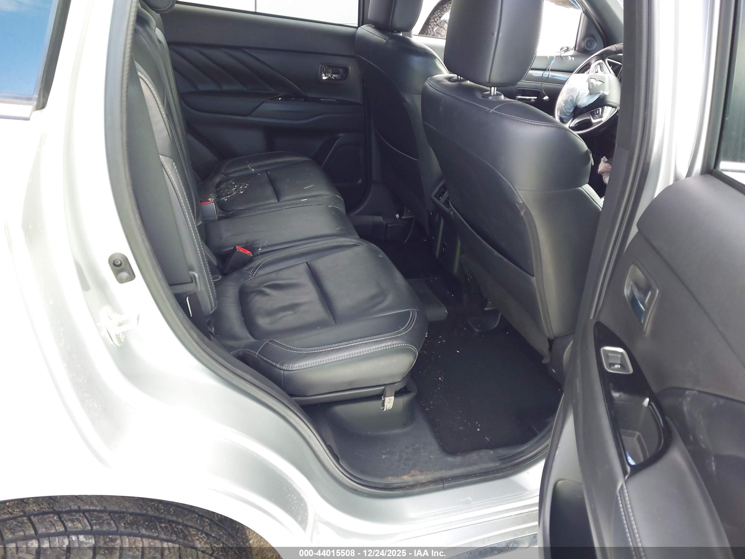 MITSUBISHI OUTLANDER image 8