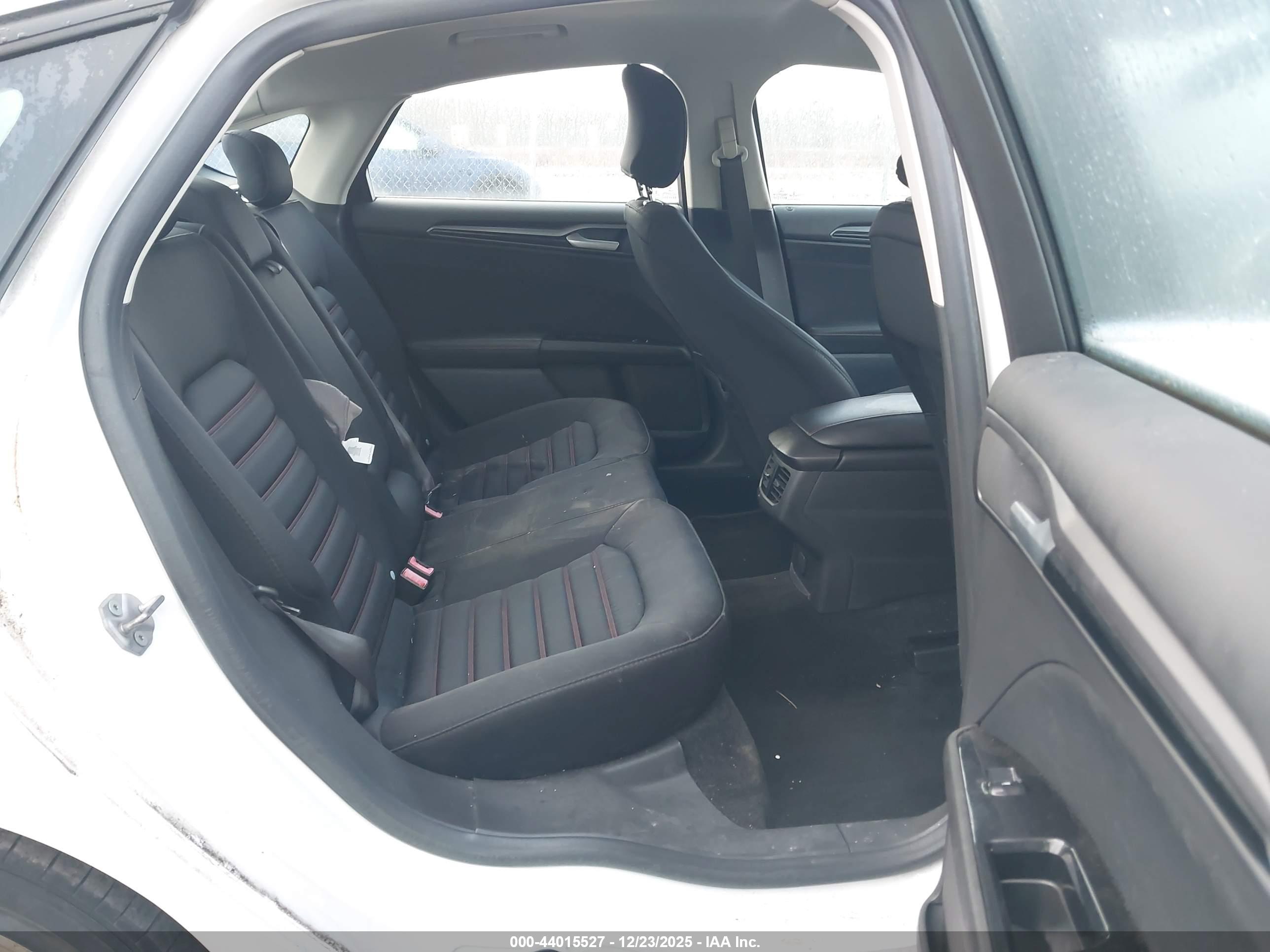 FORD FUSION image 8