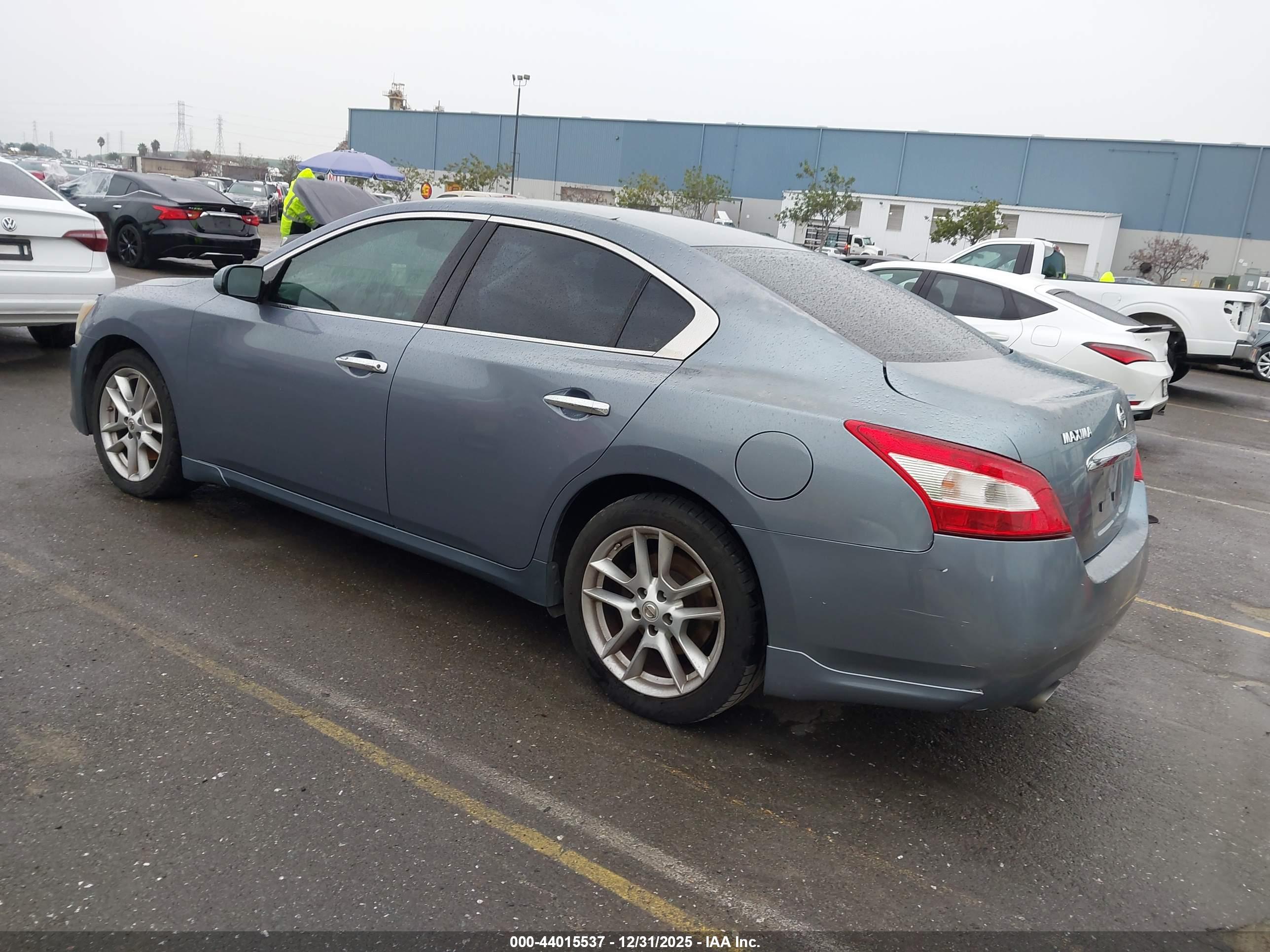 NISSAN MAXIMA image 3