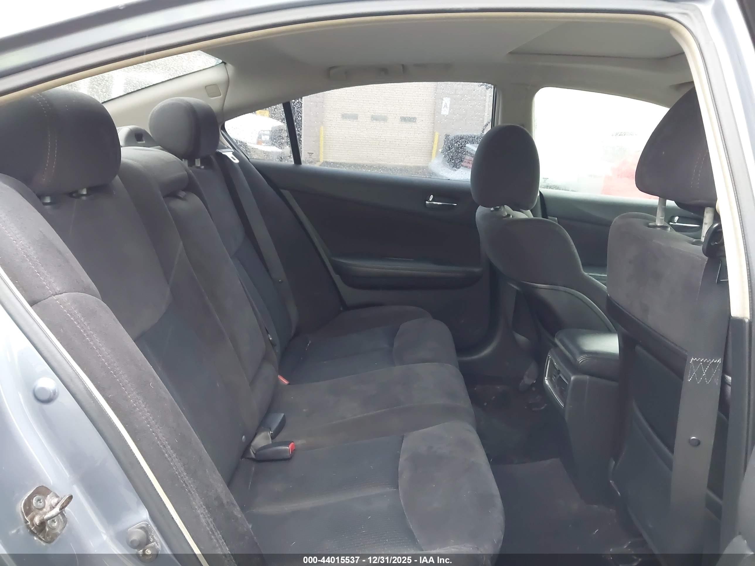NISSAN MAXIMA image 8