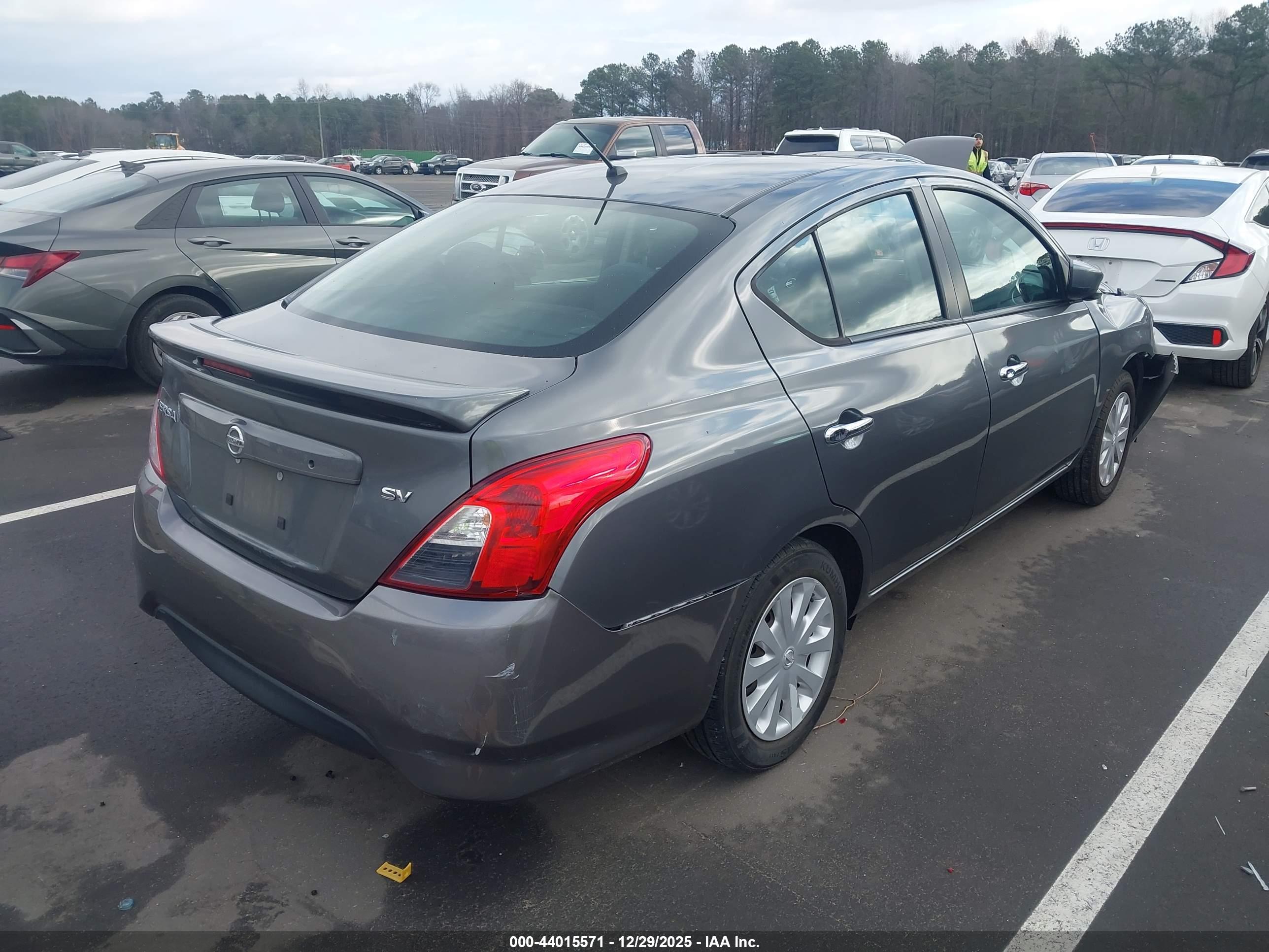 NISSAN VERSA image 4