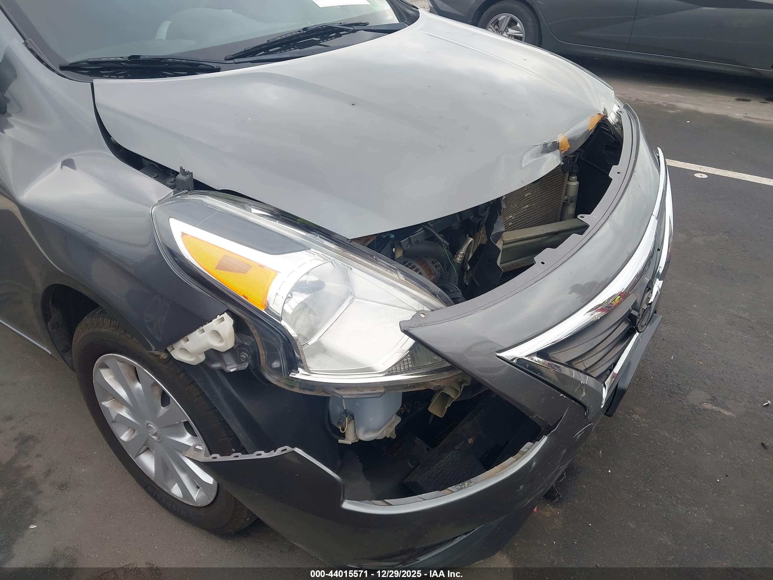 NISSAN VERSA image 6