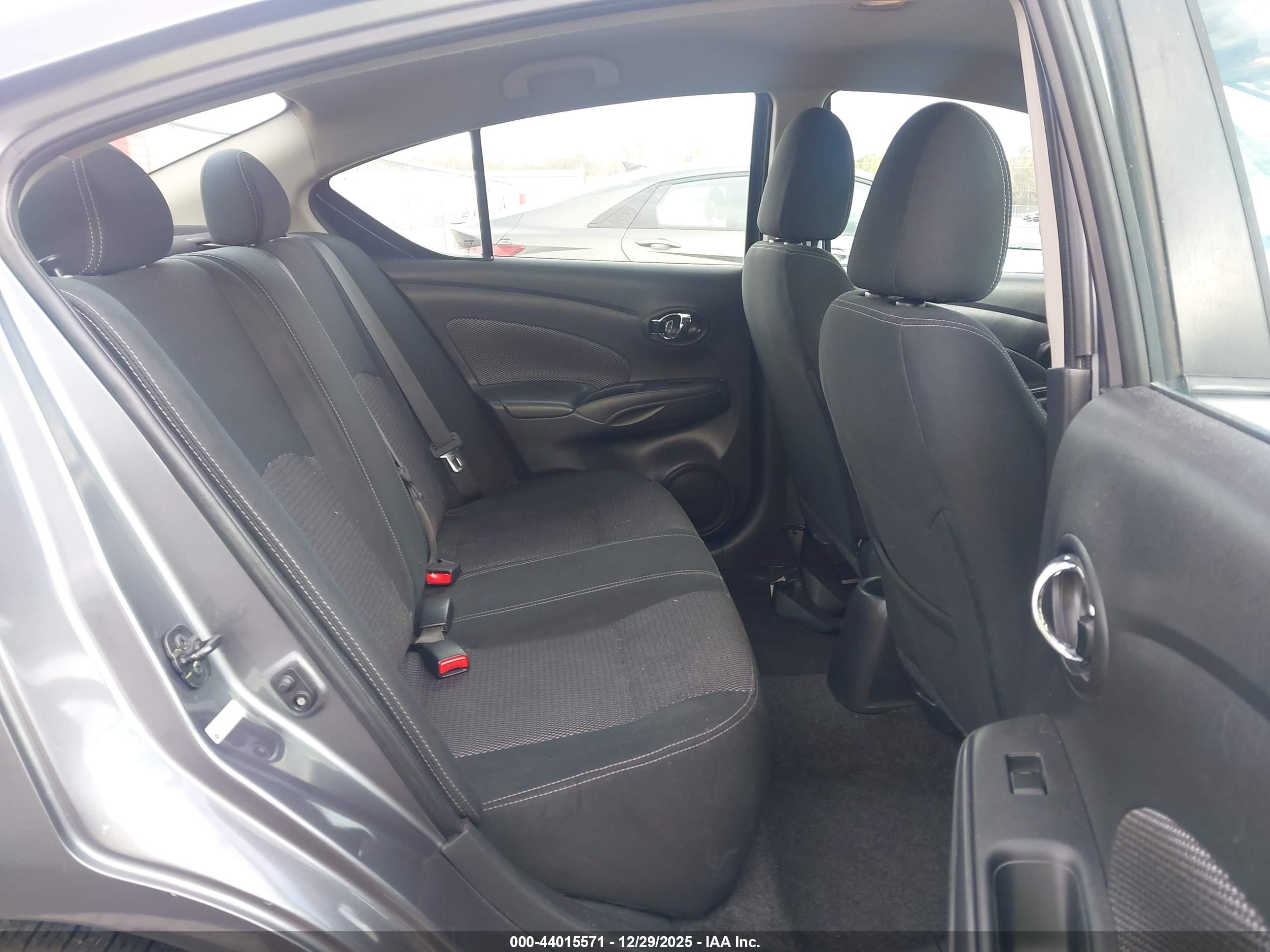 NISSAN VERSA image 8