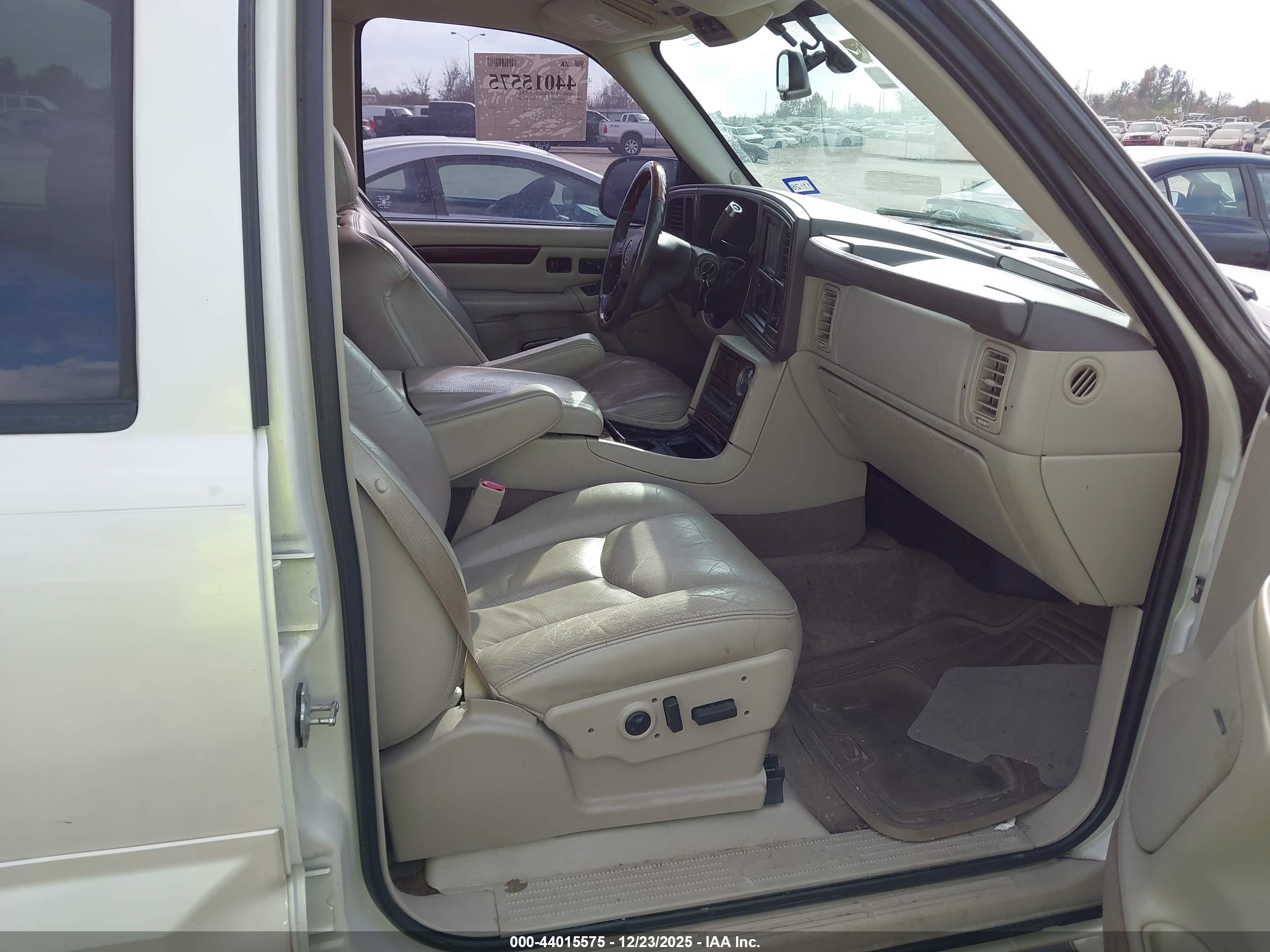 CADILLAC ESCALADE image 5