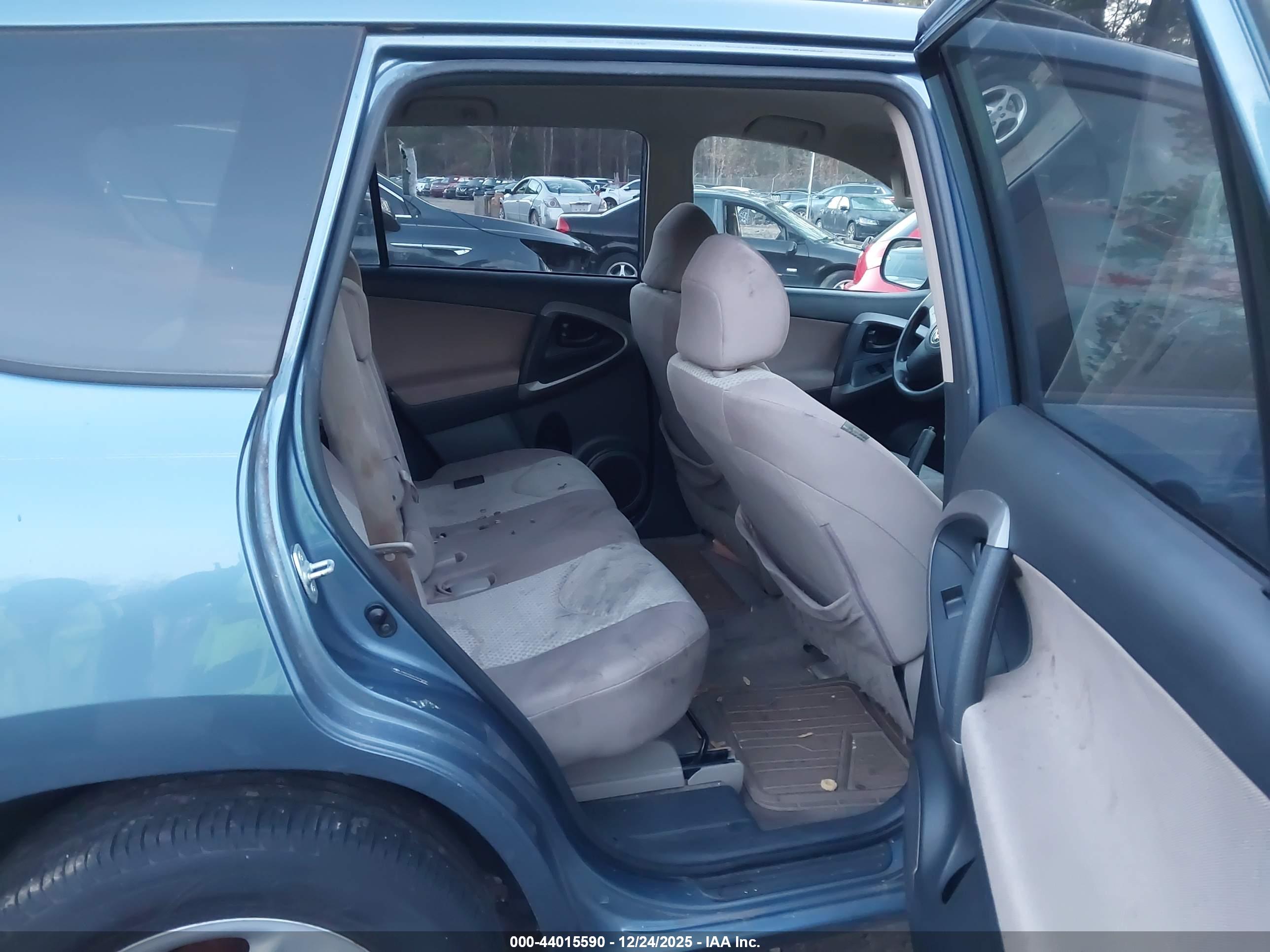 TOYOTA RAV4 image 8