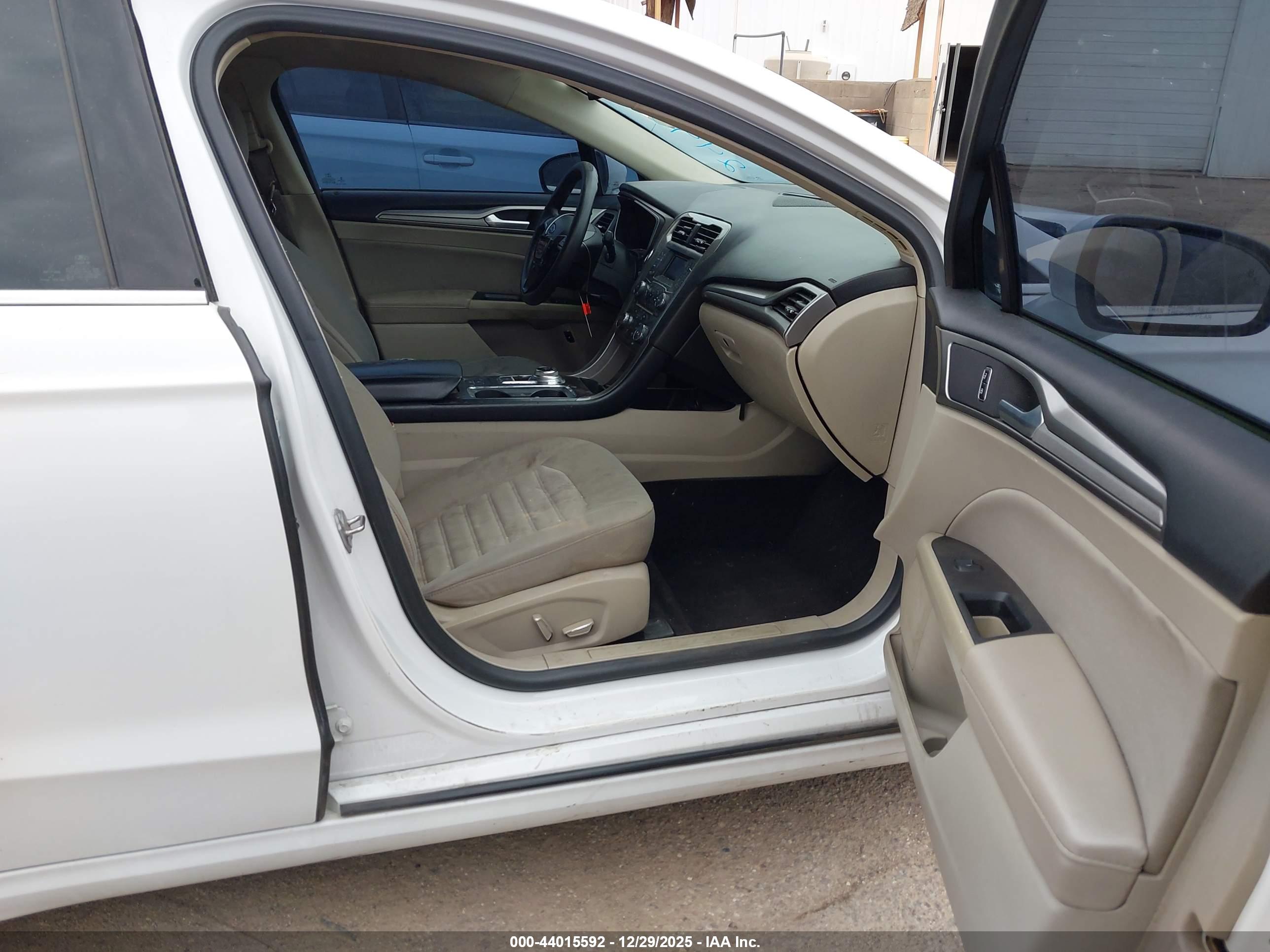 FORD FUSION image 5