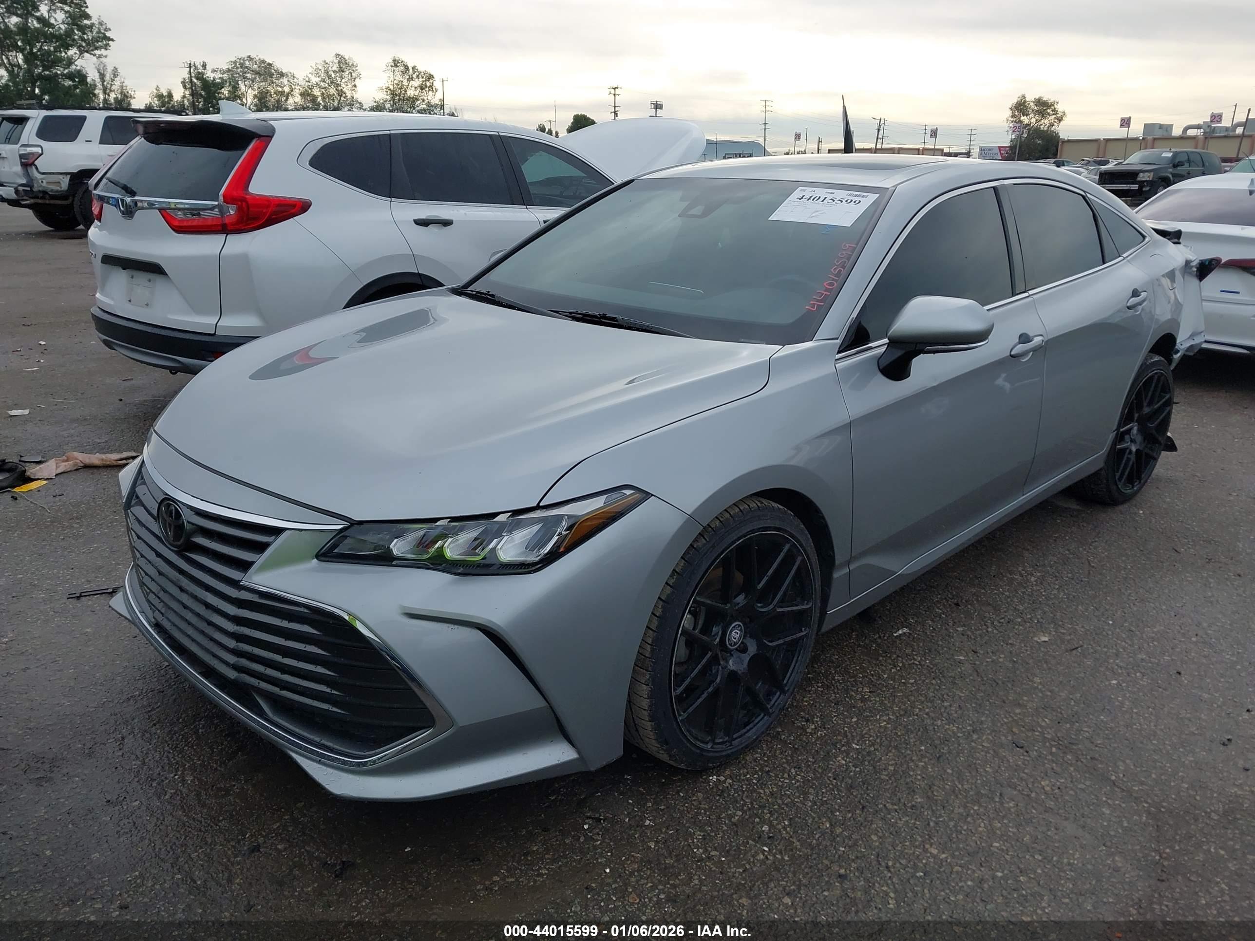 TOYOTA AVALON image 2
