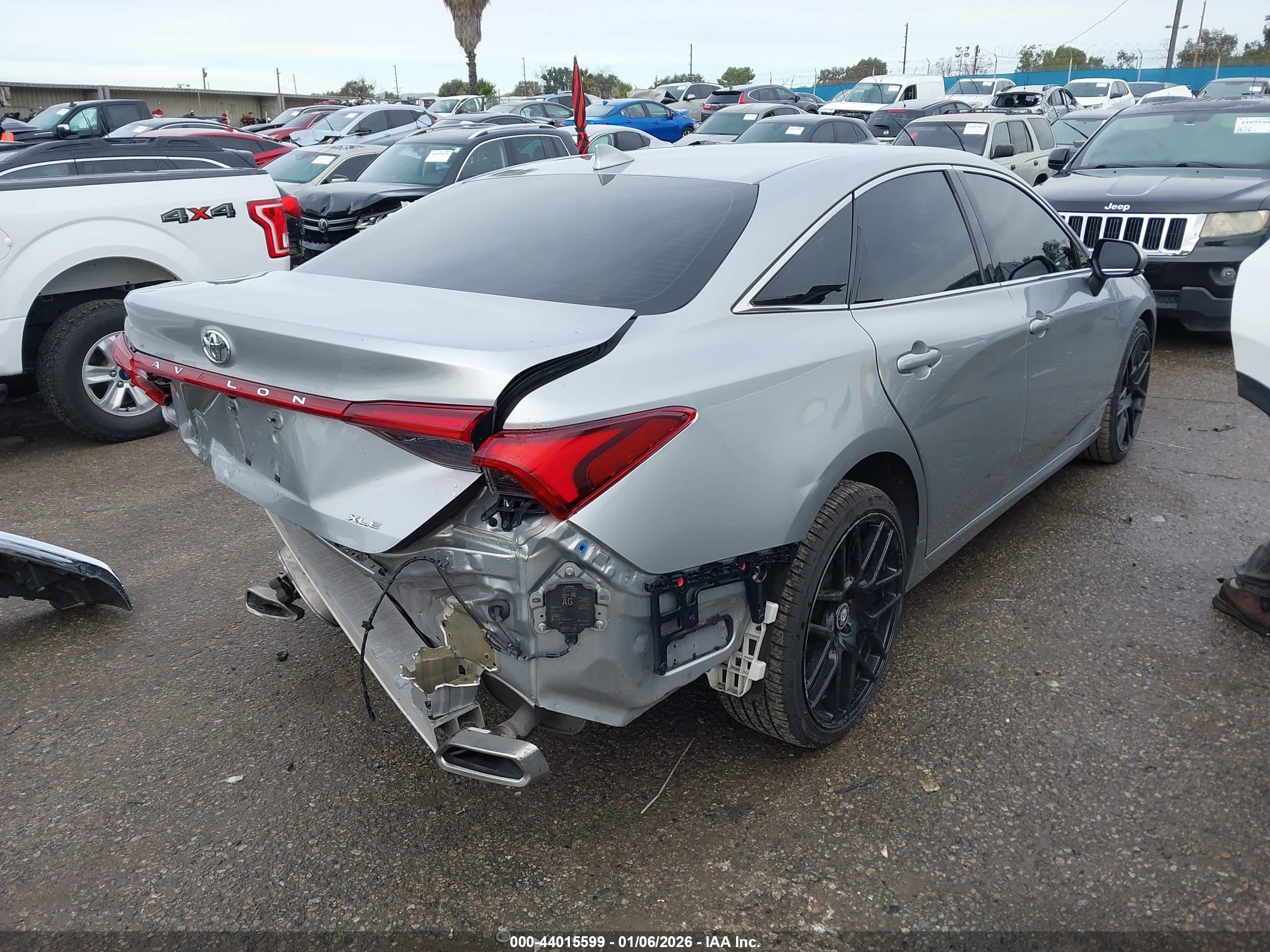 TOYOTA AVALON image 4