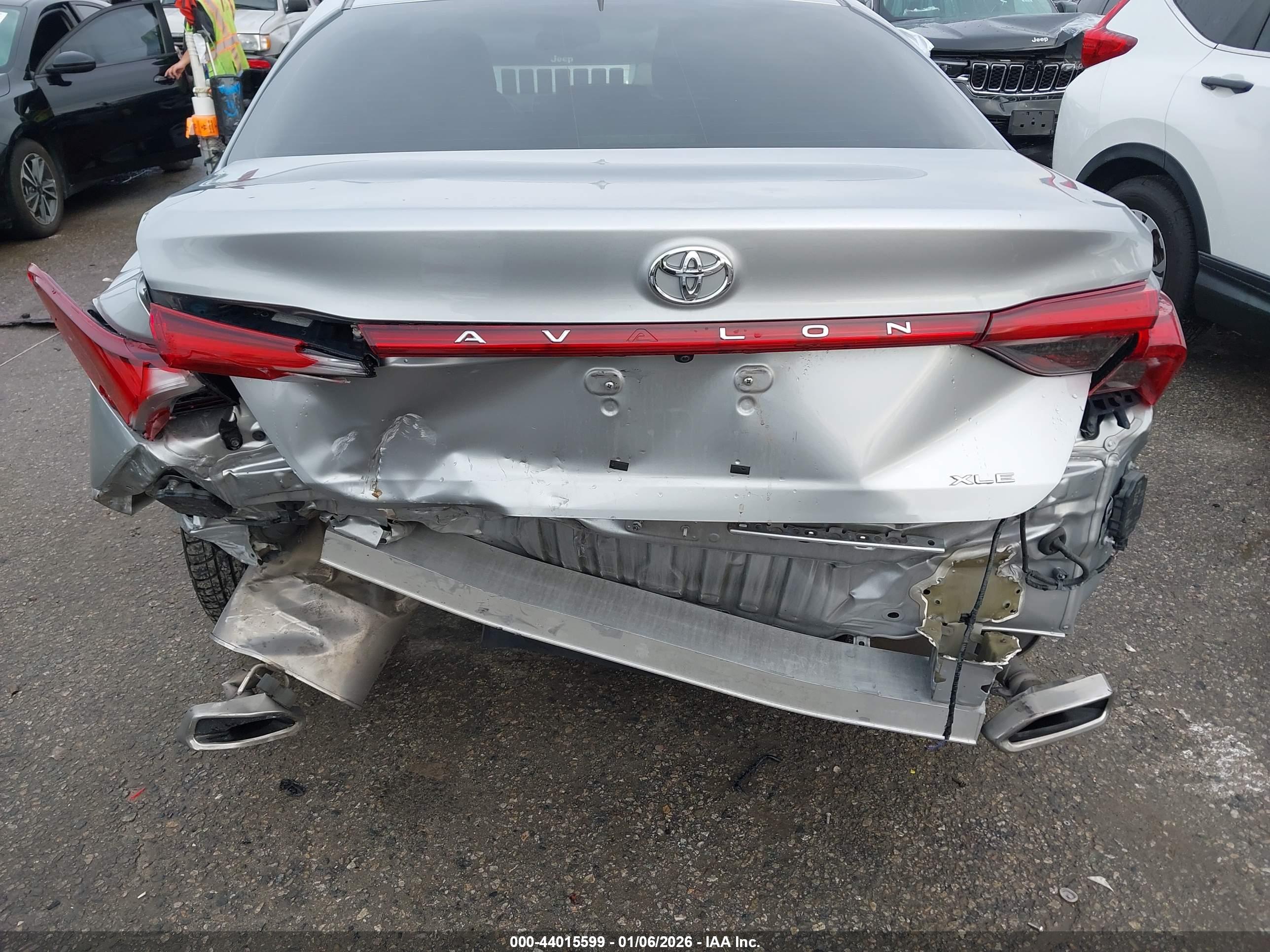 TOYOTA AVALON image 6