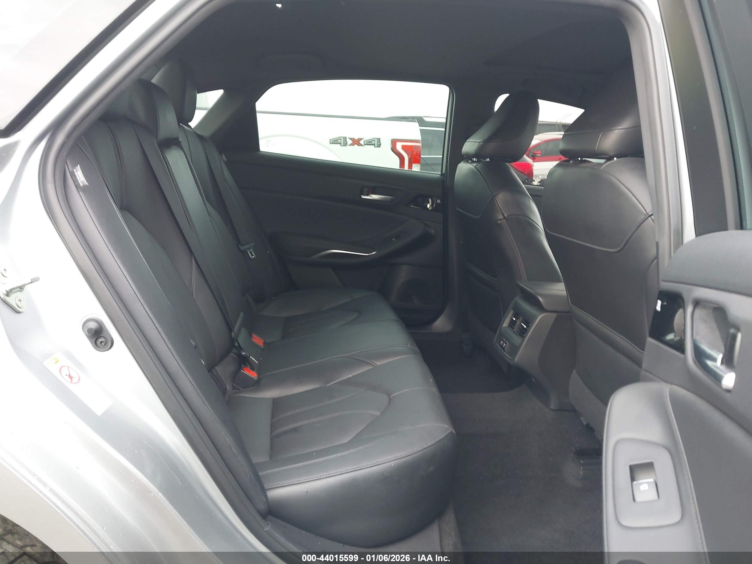 TOYOTA AVALON image 8