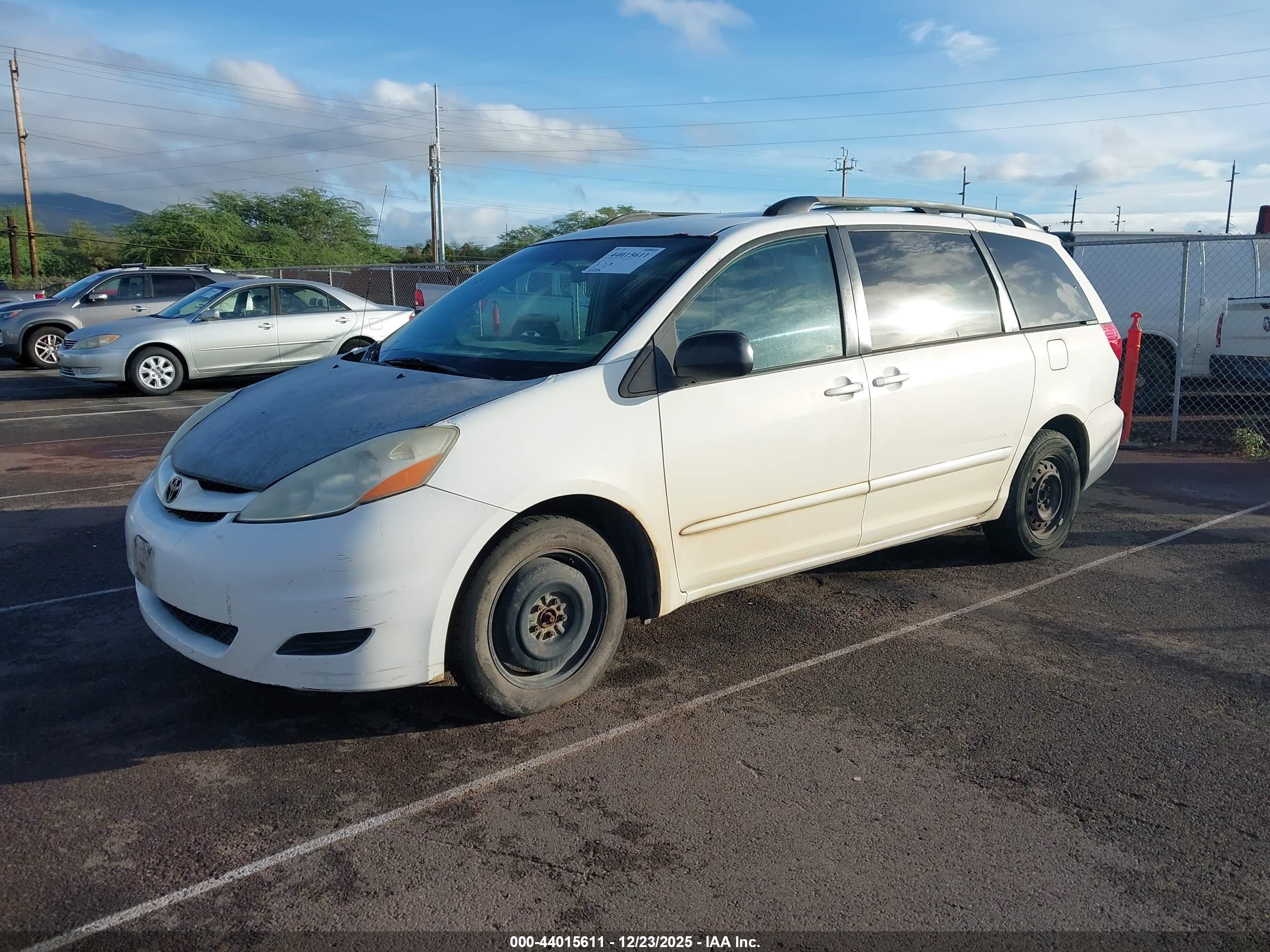 TOYOTA SIENNA image 2