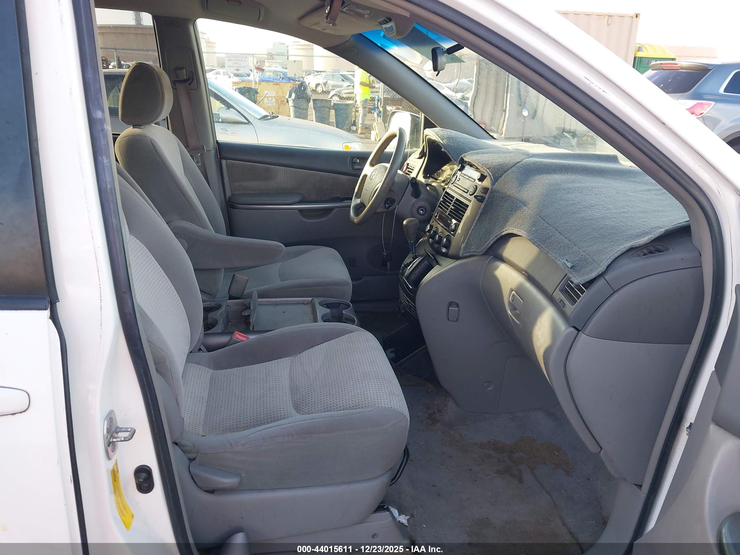 TOYOTA SIENNA image 5