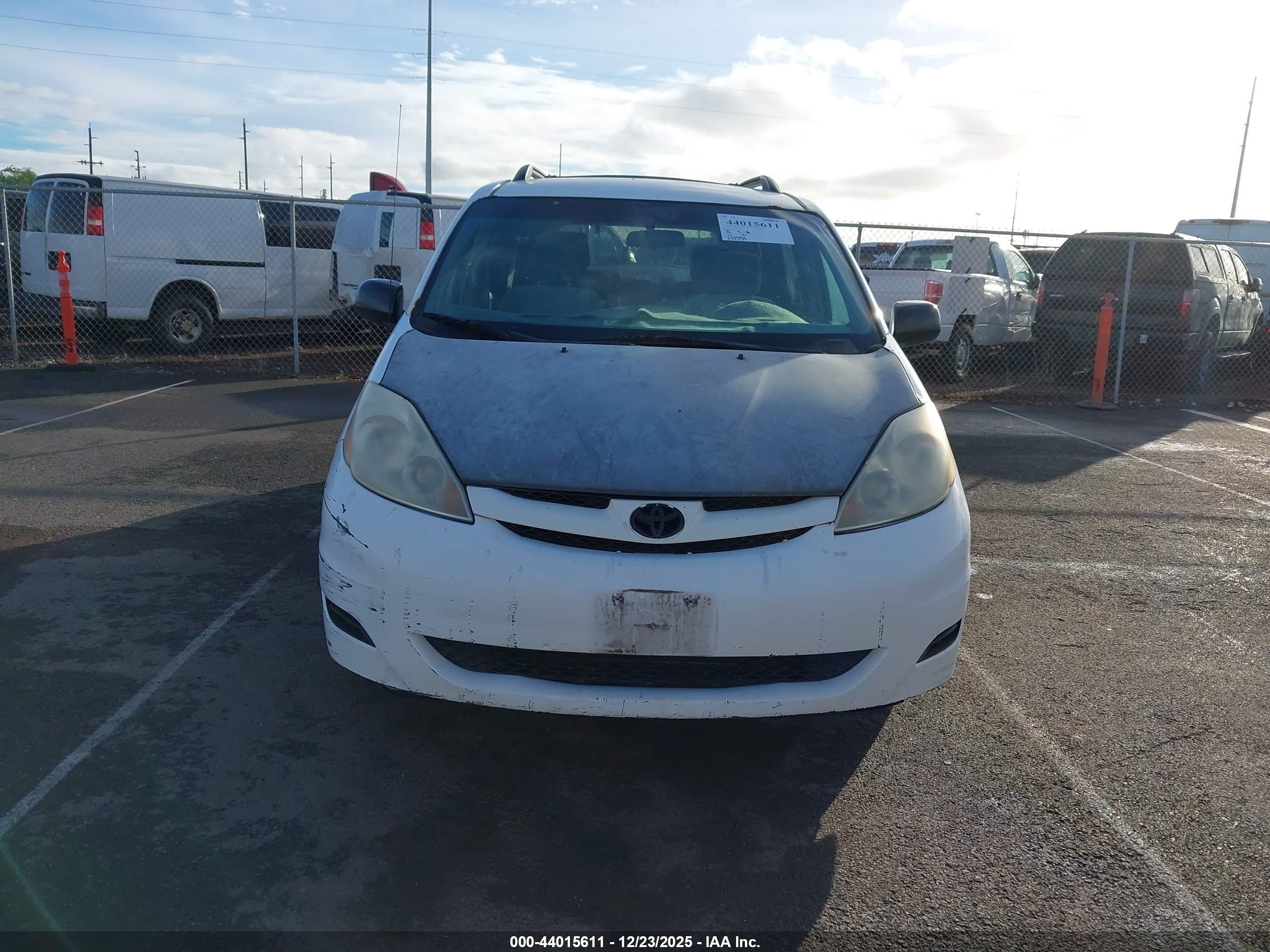 TOYOTA SIENNA image 6
