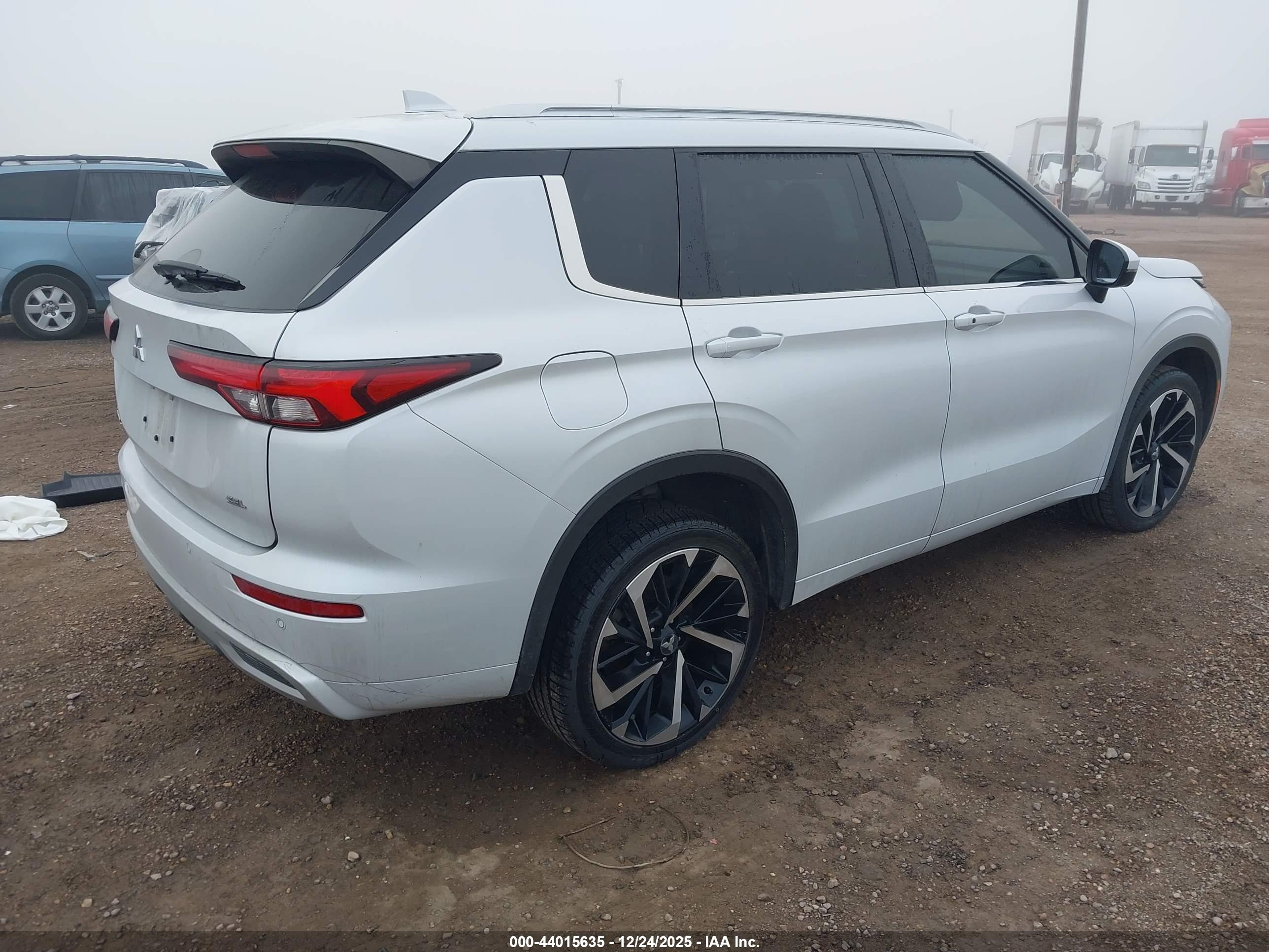 MITSUBISHI OUTLANDER image 4