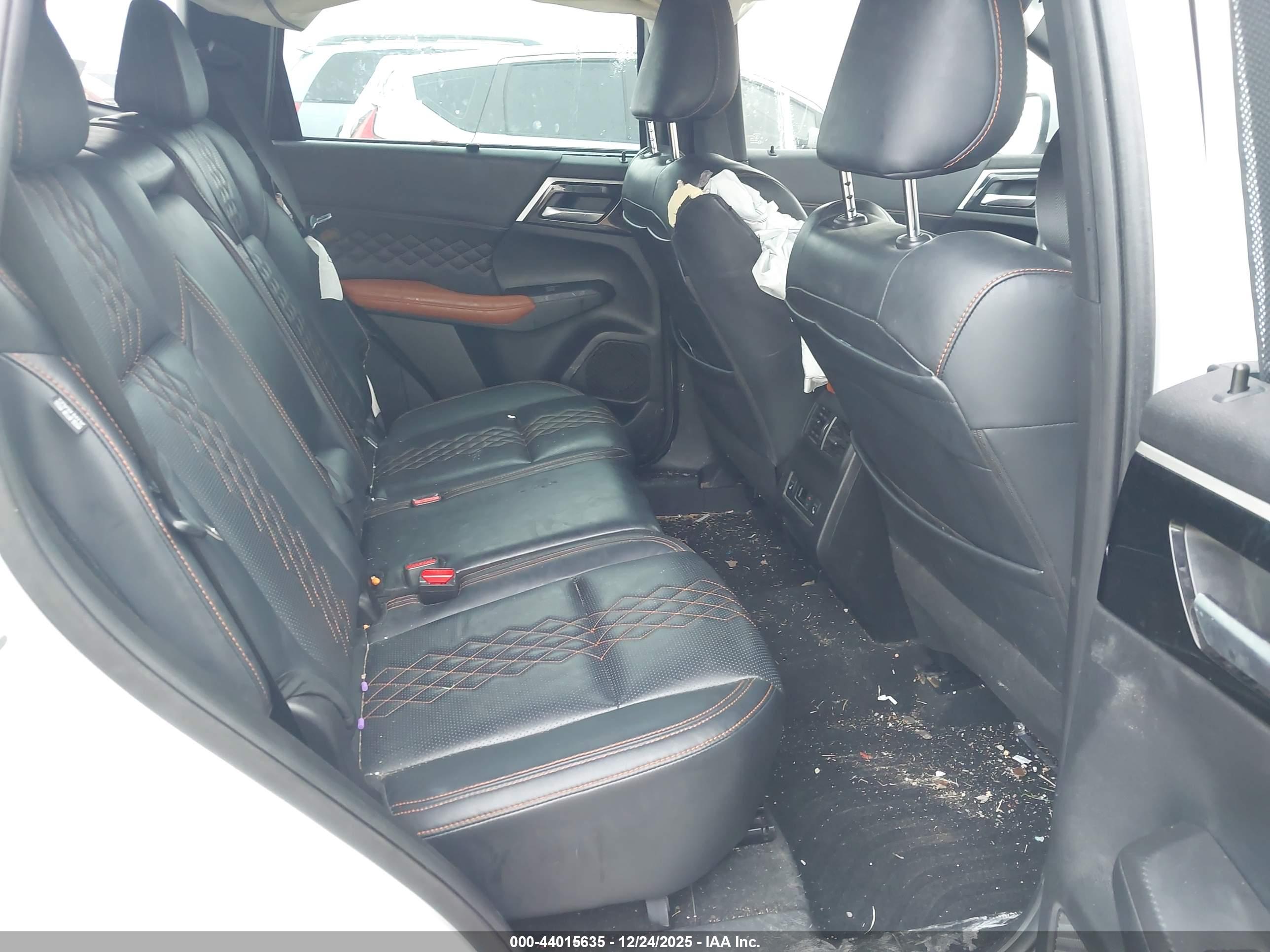 MITSUBISHI OUTLANDER image 8