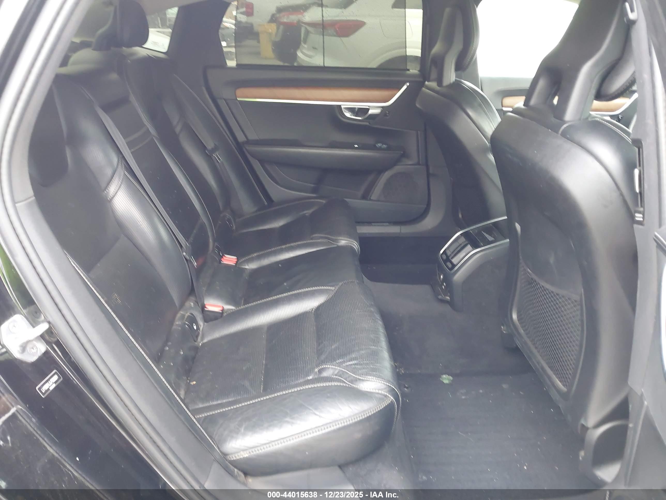 VOLVO S90 image 8