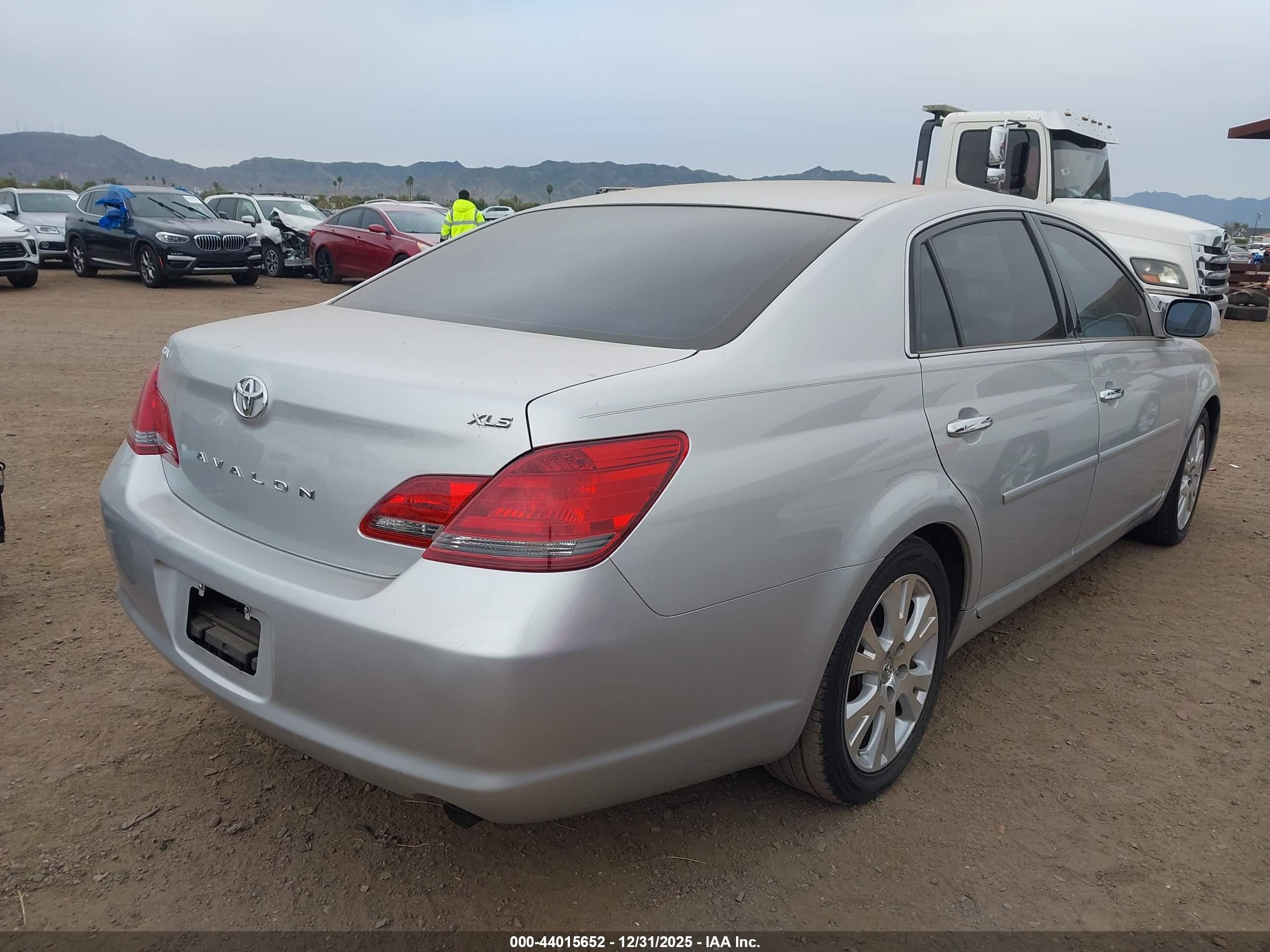 TOYOTA AVALON image 4