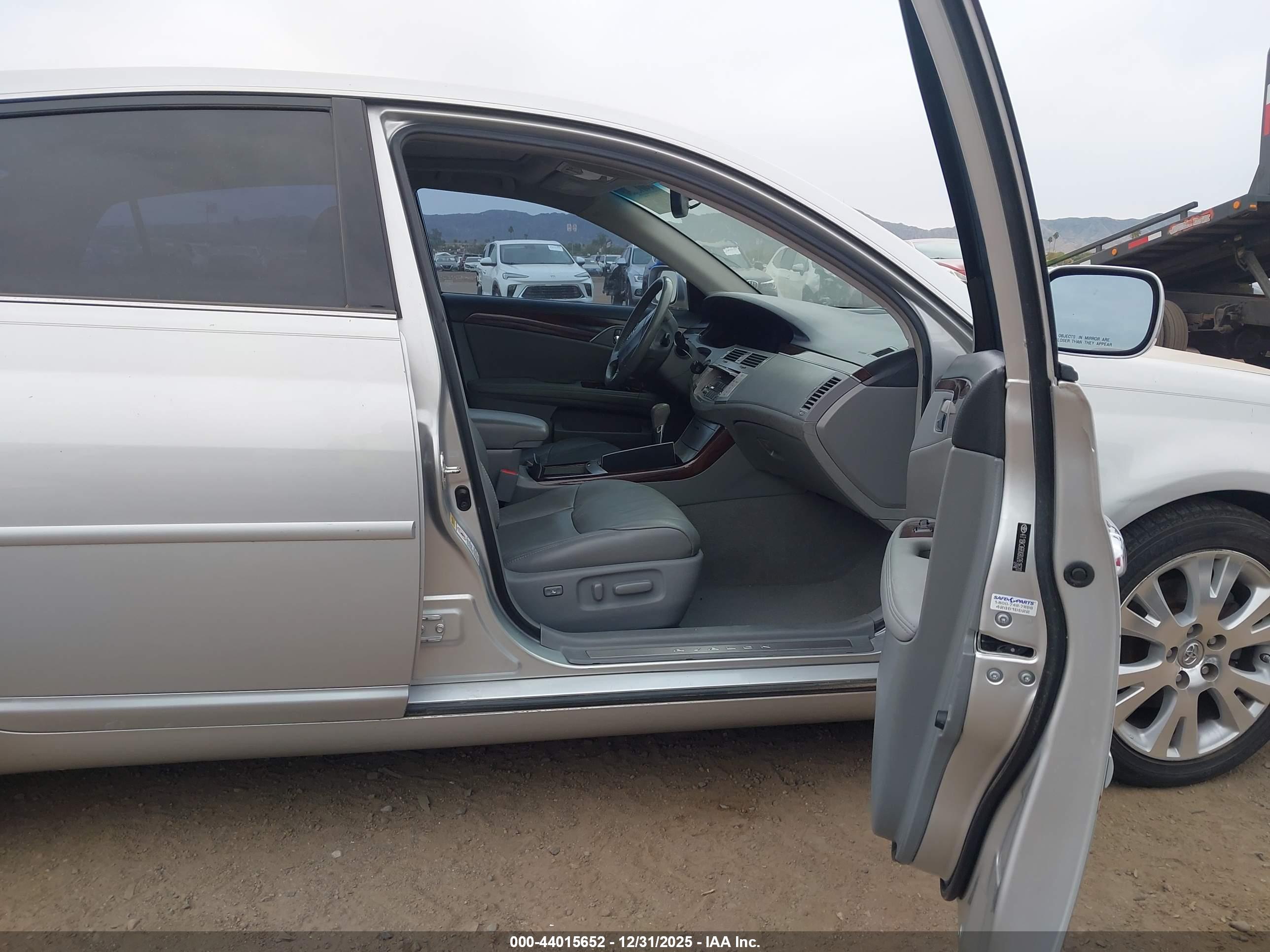 TOYOTA AVALON image 5