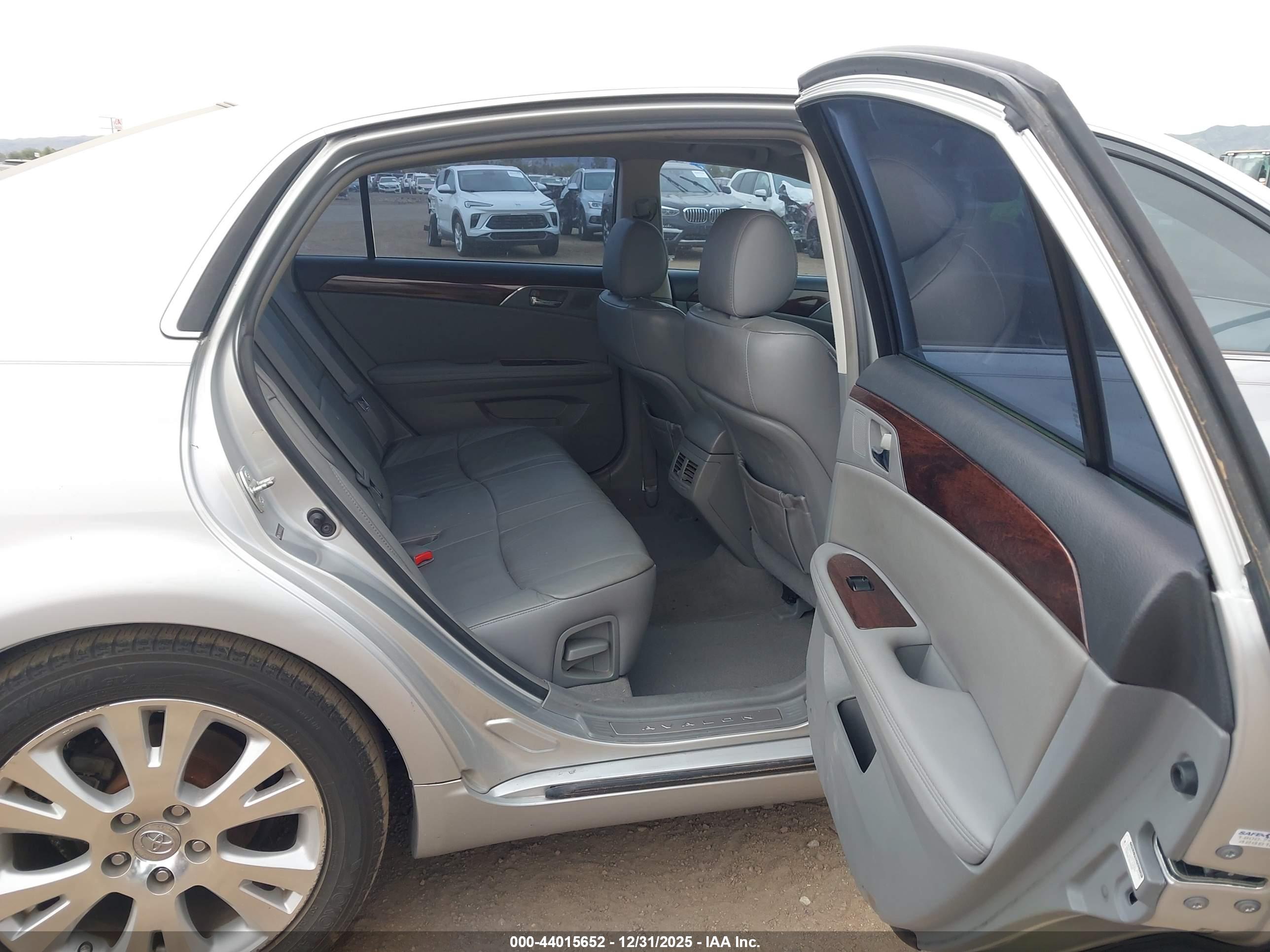 TOYOTA AVALON image 8