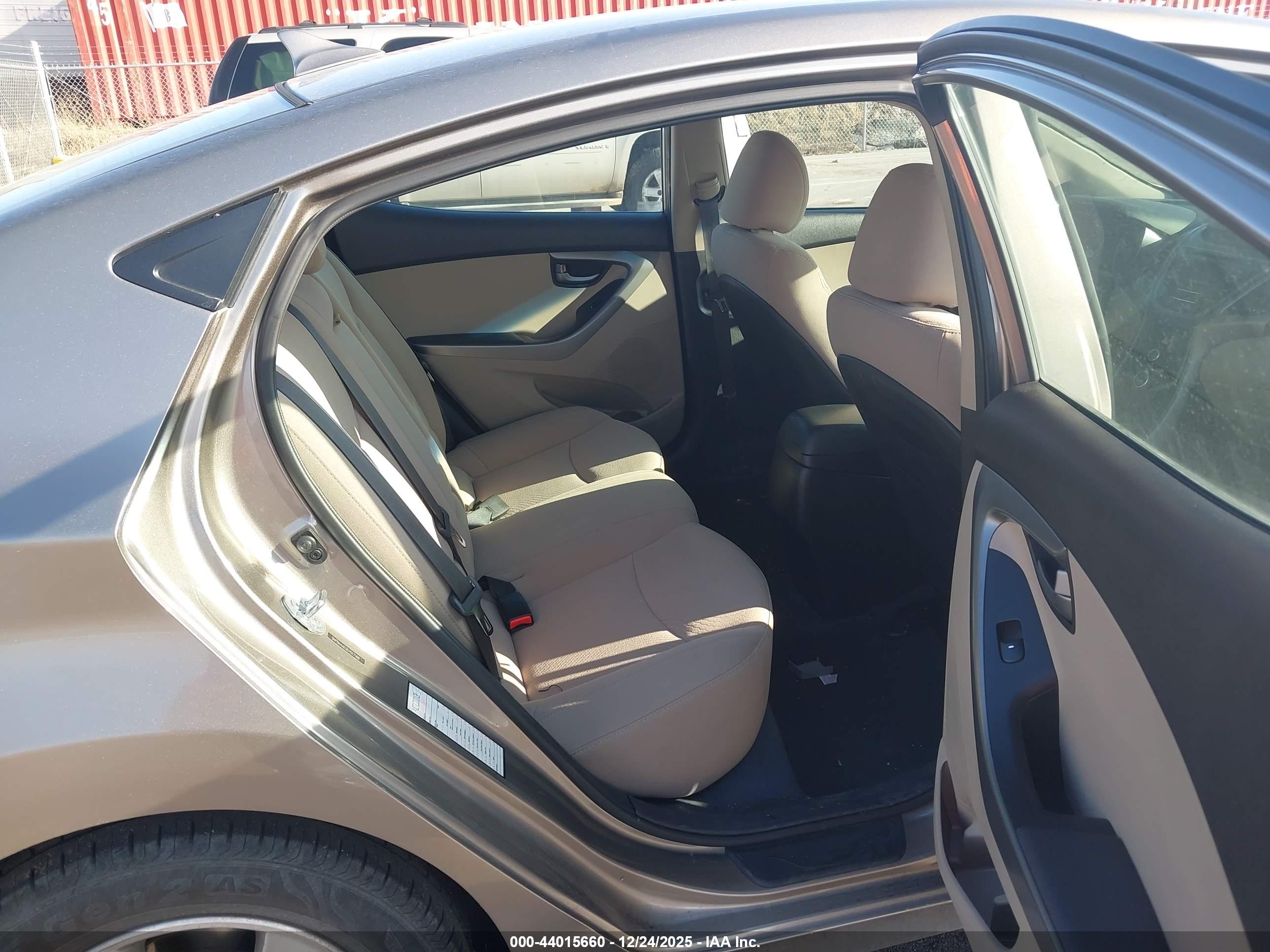 HYUNDAI ELANTRA image 8